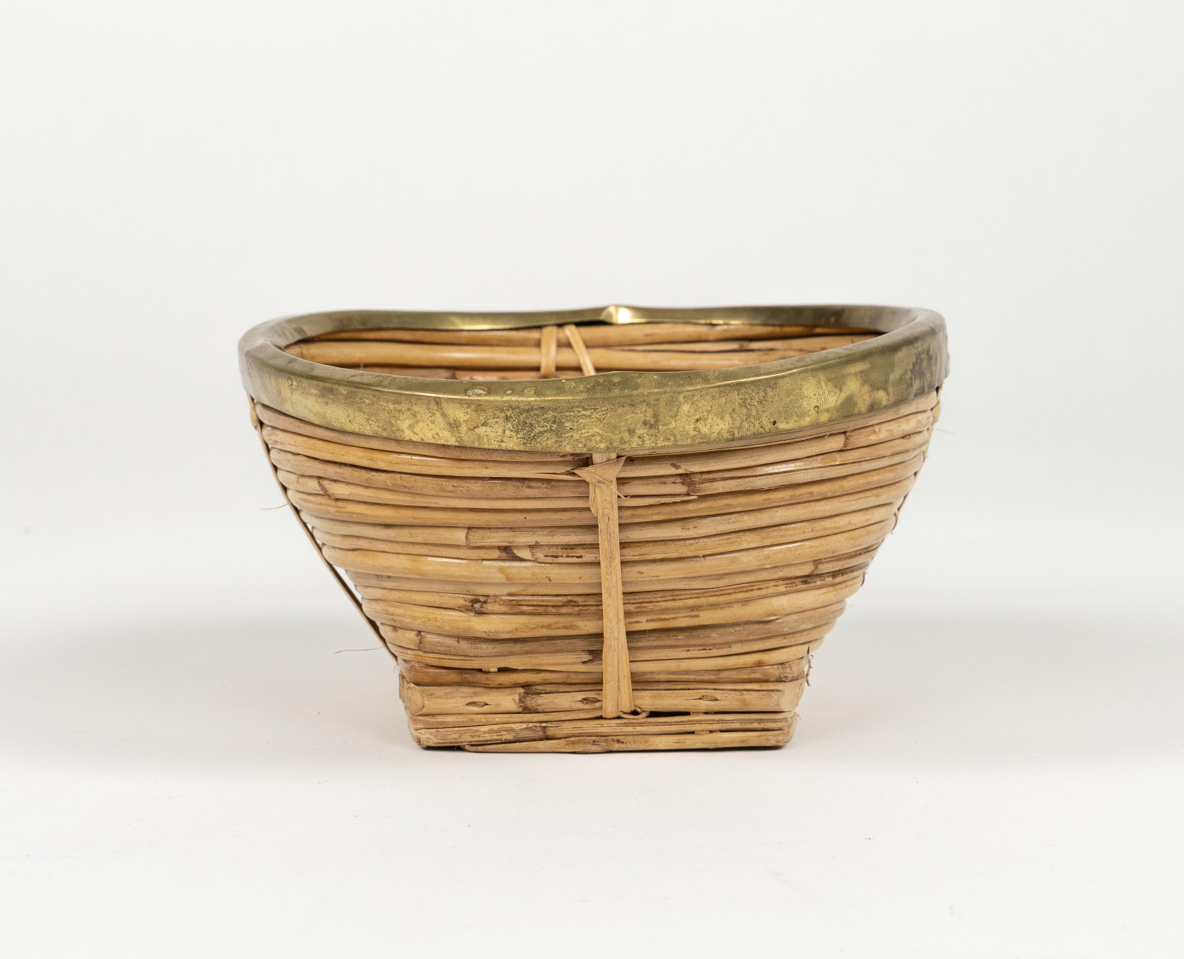 Ciotola o Vide-Poche in rattan, vimini e ottone, Italia, anni '70, del Medioevo in vendita 5