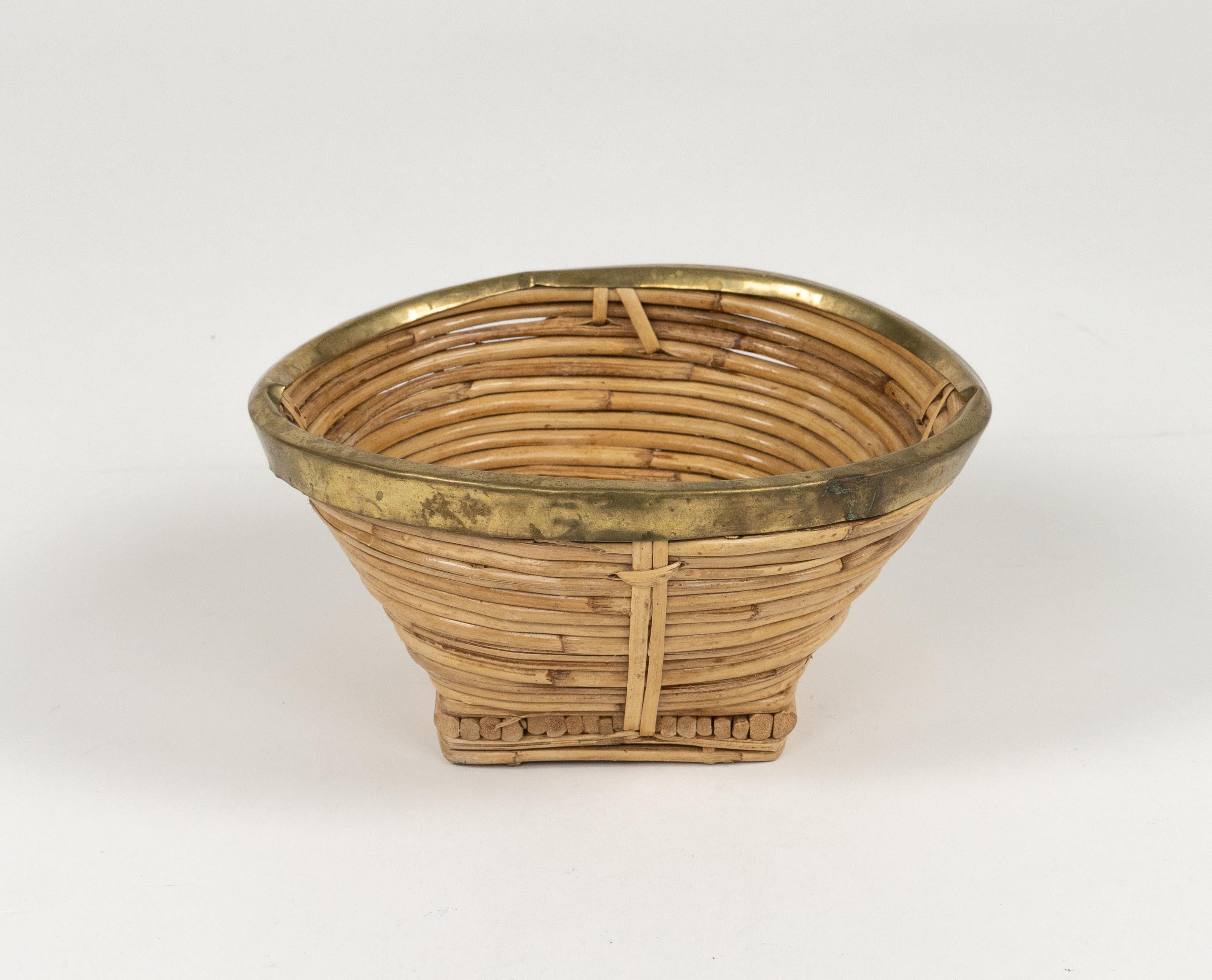 Bellissima ciotola o vide-poche di metà secolo in rattan, vimini e ottone.

Realizzato in Italia negli anni '70.