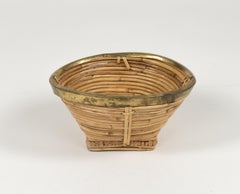 Ciotola o Vide-Poche in rattan, vimini e ottone, Italia, anni '70, del Medioevo
