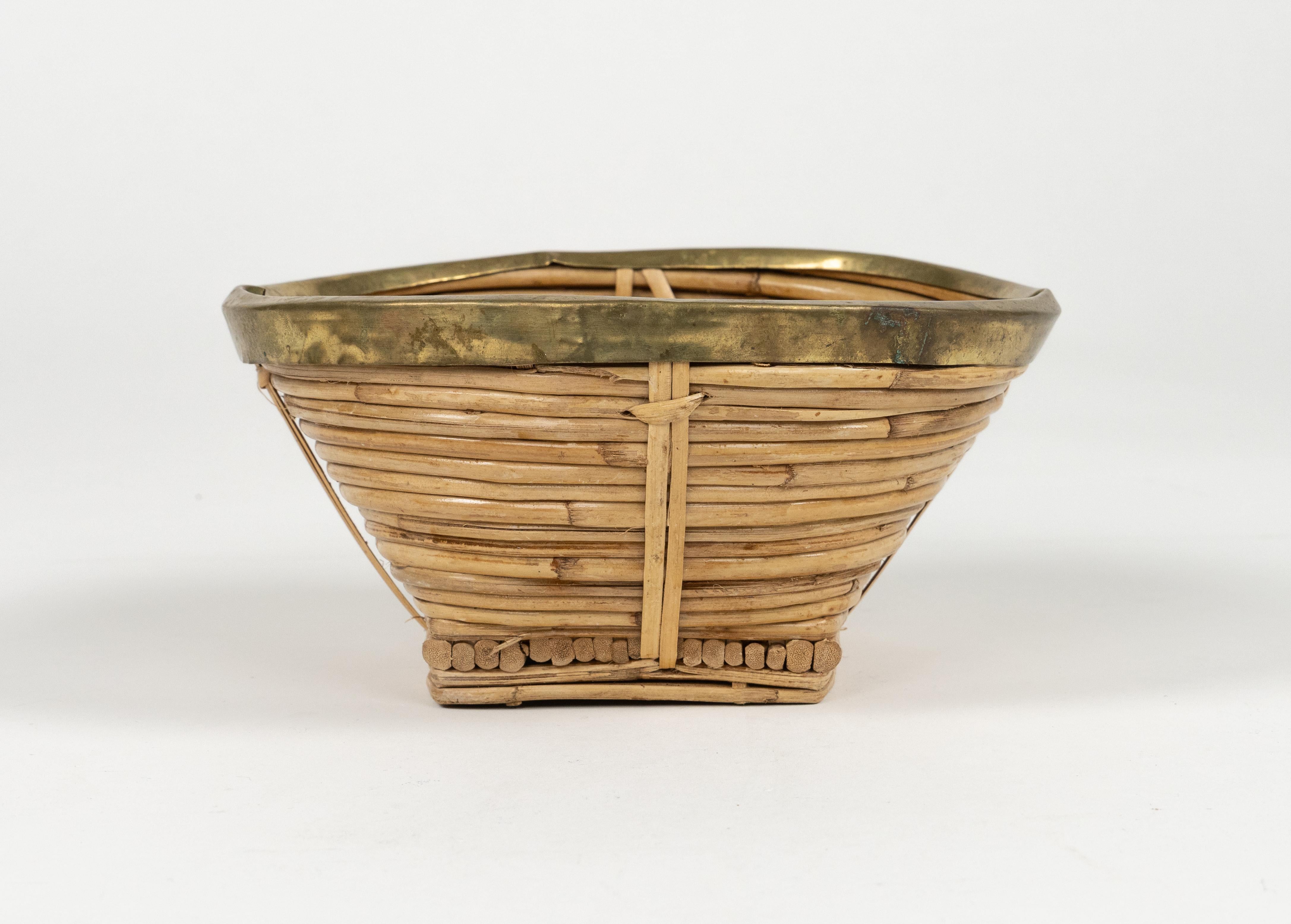Mid-Century moderno Ciotola o Vide-Poche in rattan, vimini e ottone, Italia, anni '70, del Medioevo in vendita