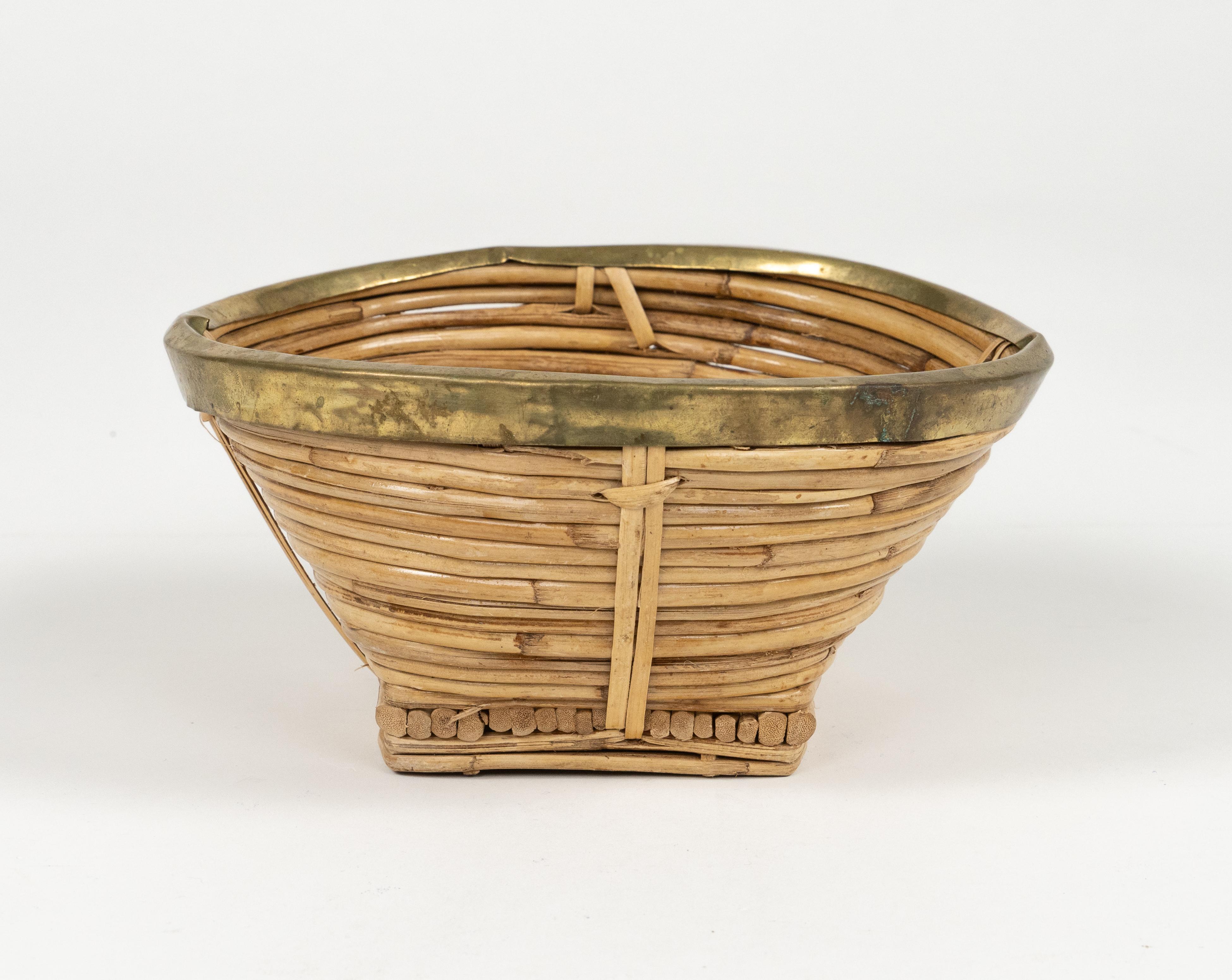 Italiano Ciotola o Vide-Poche in rattan, vimini e ottone, Italia, anni '70, del Medioevo in vendita