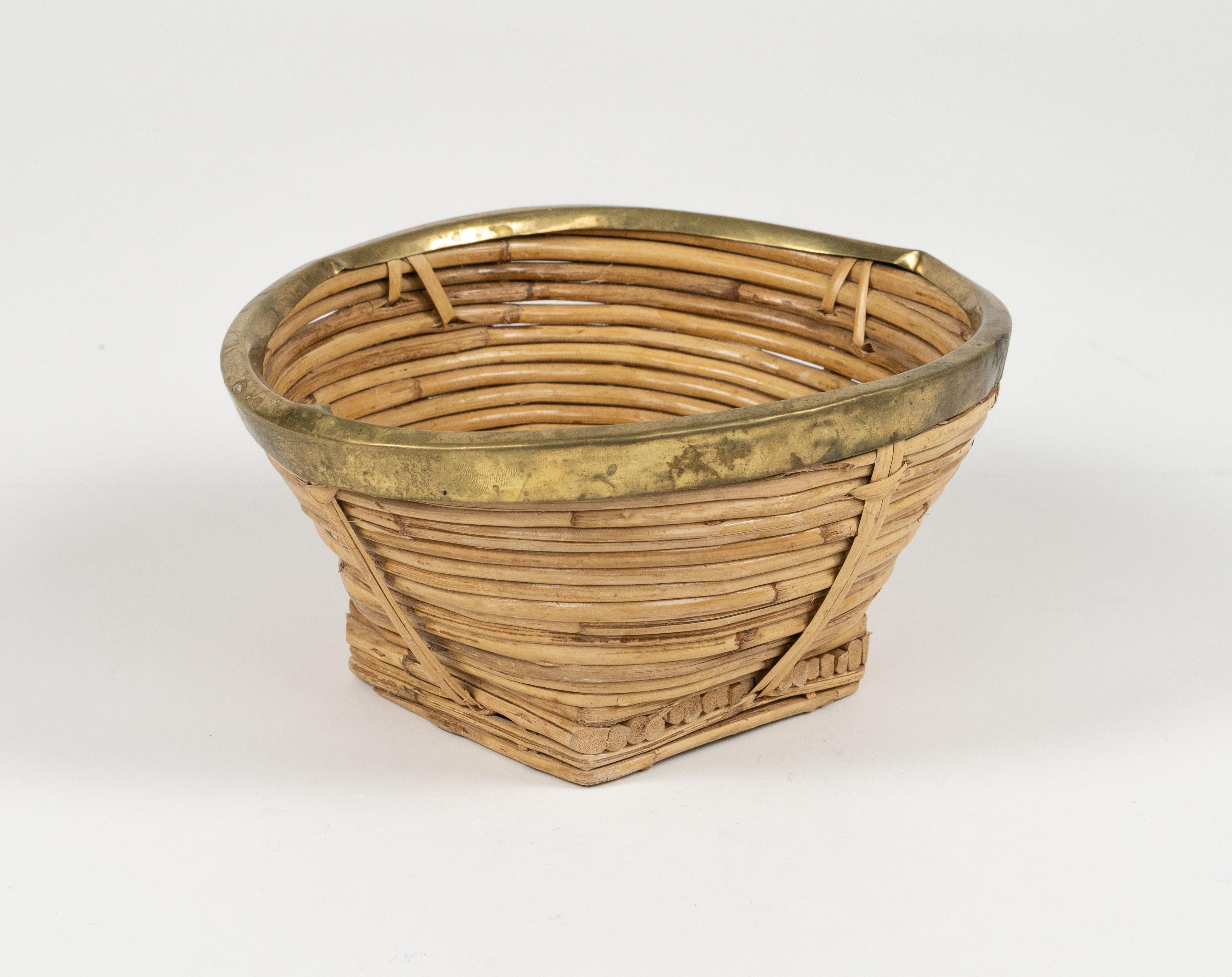 Fatto a mano Ciotola o Vide-Poche in rattan, vimini e ottone, Italia, anni '70, del Medioevo in vendita