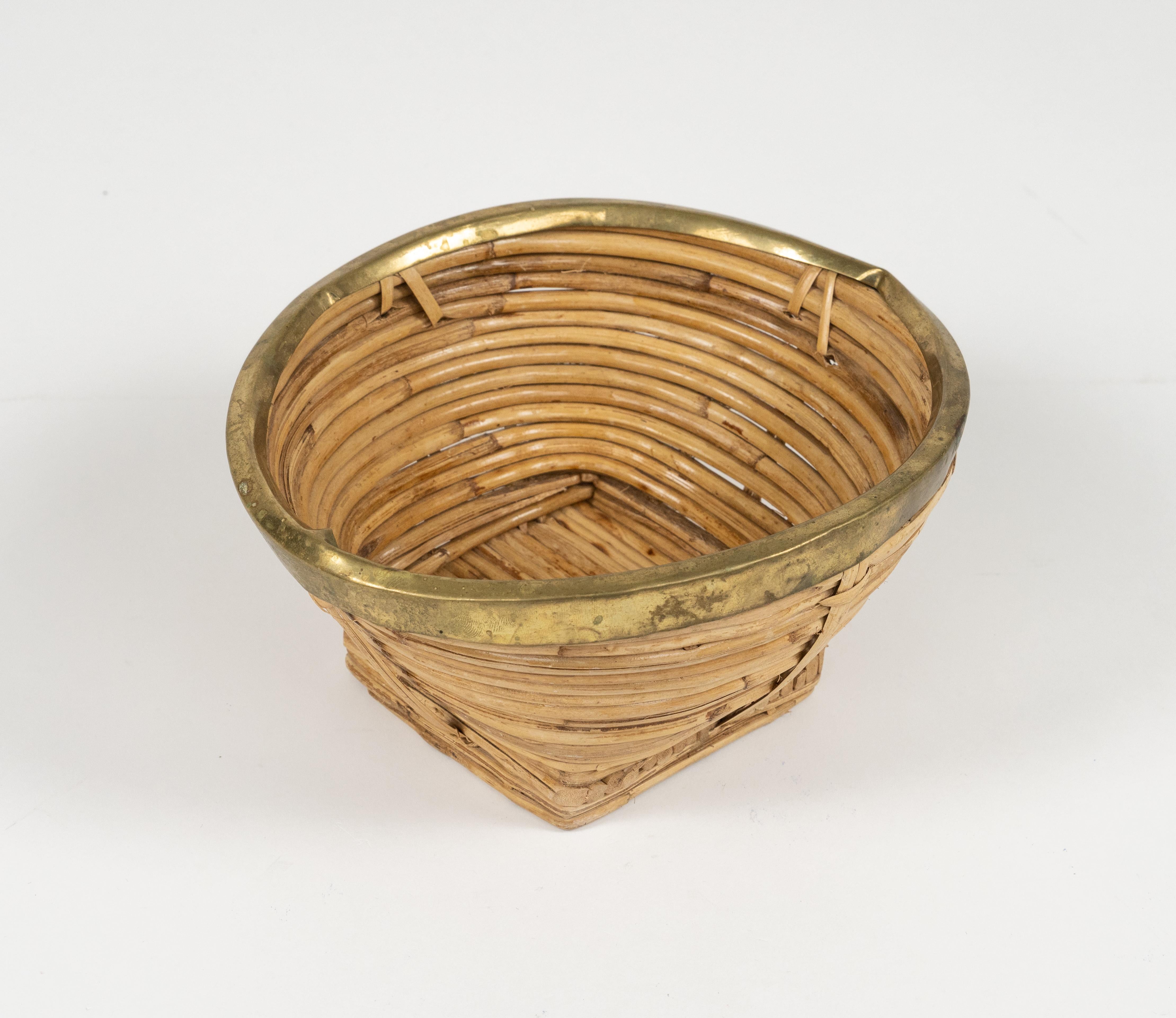 Ciotola o Vide-Poche in rattan, vimini e ottone, Italia, anni '70, del Medioevo In condizioni buone in vendita a Rome, IT