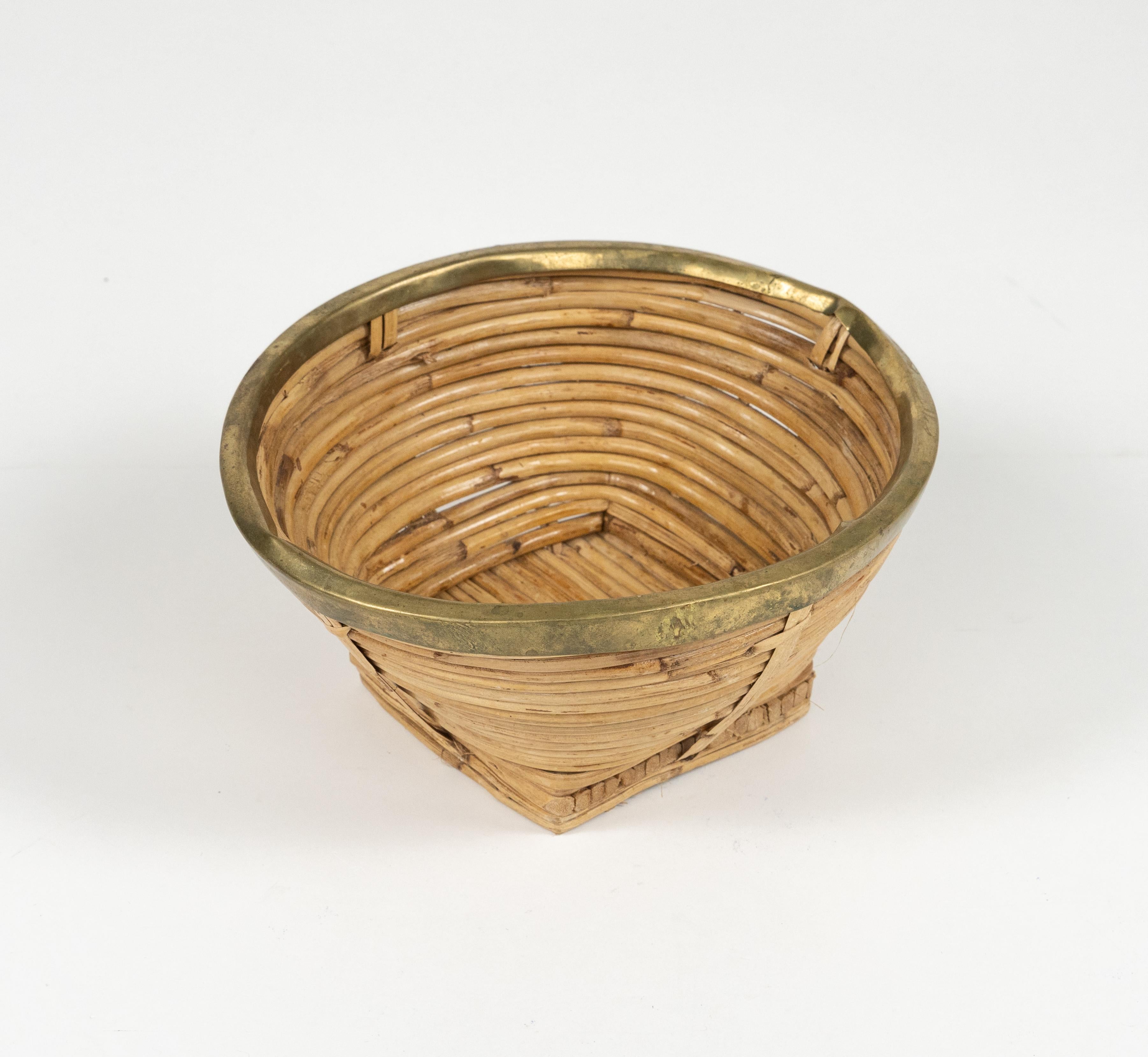 Fine XX secolo Ciotola o Vide-Poche in rattan, vimini e ottone, Italia, anni '70, del Medioevo in vendita