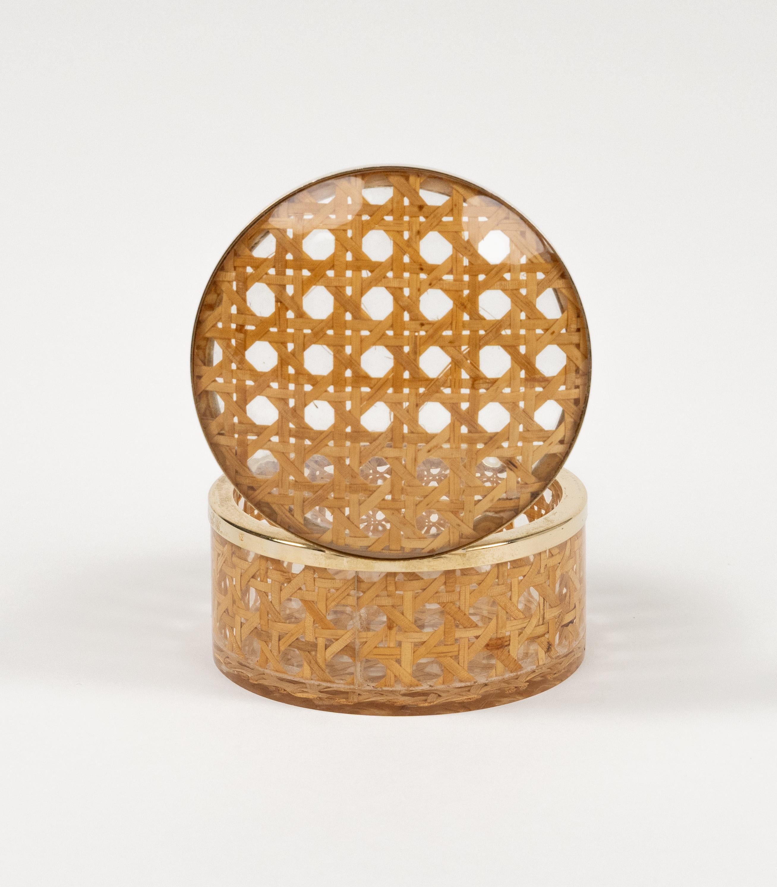 Scatola del Medioevo in lucite, rattan e ottone in stile Christian Dior, Italia anni '70 in vendita 3