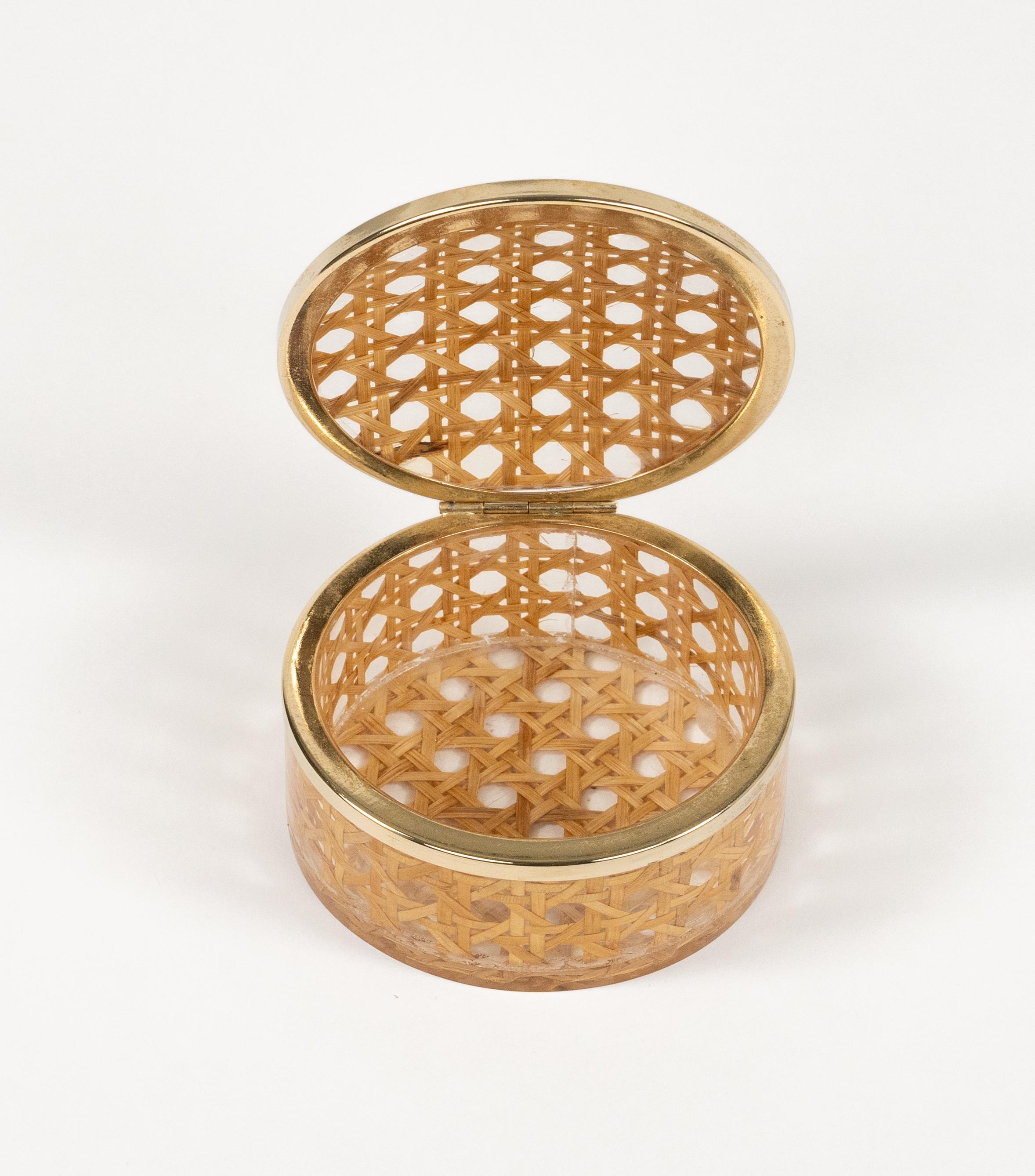 Scatola del Medioevo in lucite, rattan e ottone in stile Christian Dior, Italia anni '70 in vendita 4