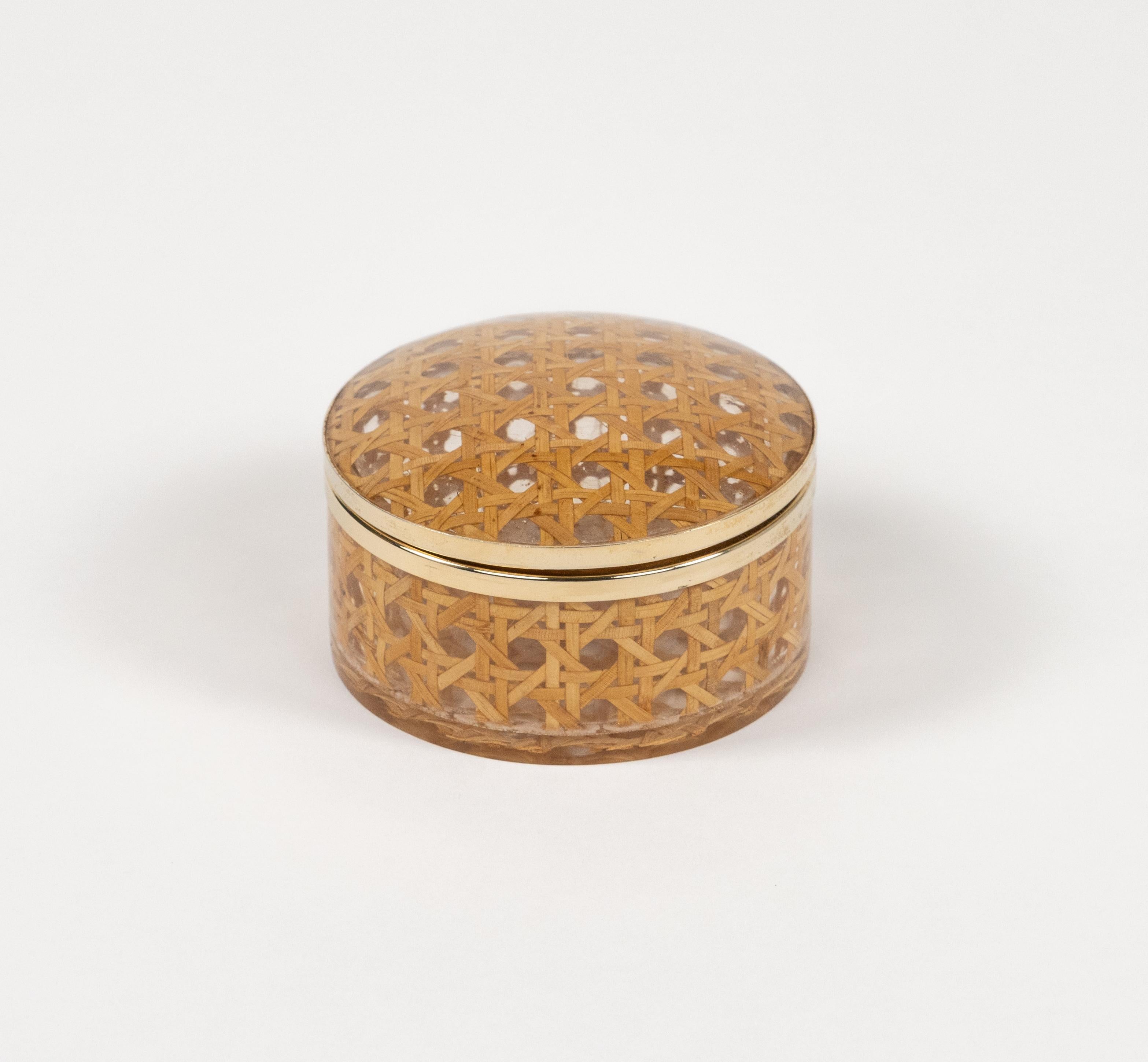 Scatola rotonda in lucite, rattan e ottone in stile Christian Dior Home.   

Realizzato in Italia negli anni '70.   

Ottimo accessorio per qualsiasi interno moderno.