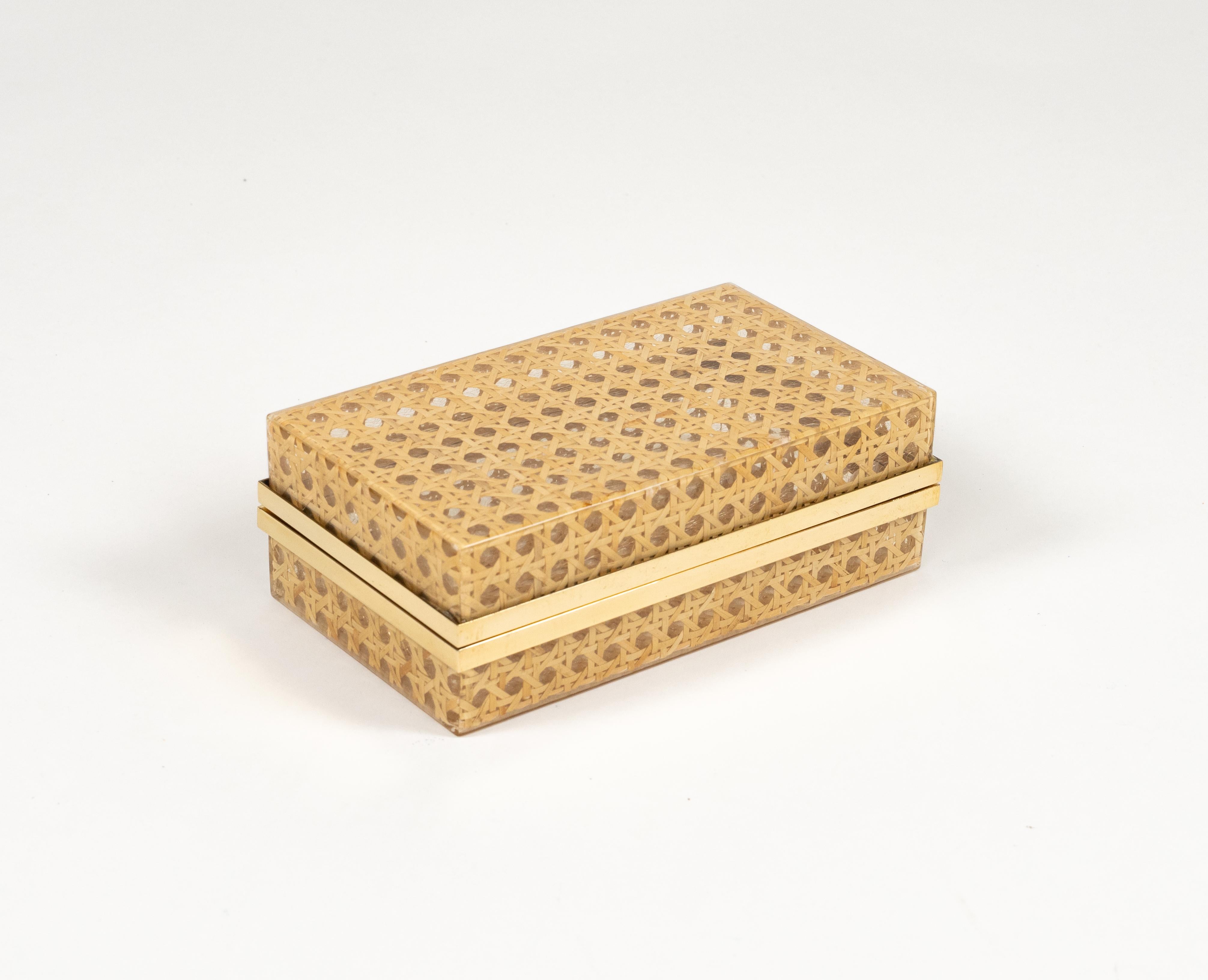 Midcentury amazing large rectangular box in lucite, rattan and brass in the style Christian Dior Home.

Made in Italy in the 1970s.

Great accessory for any modern interior.