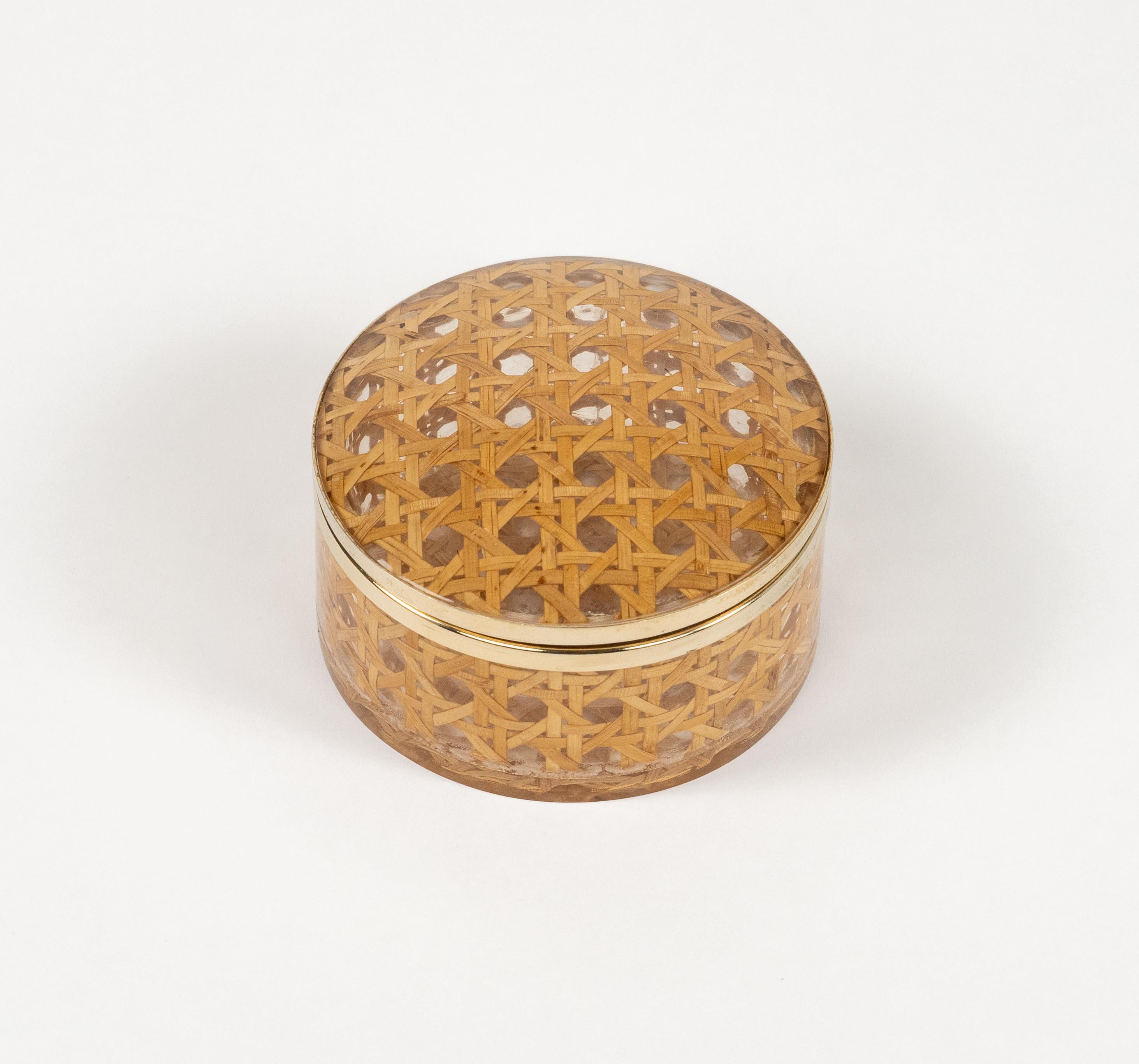 Mid-Century moderno Scatola del Medioevo in lucite, rattan e ottone in stile Christian Dior, Italia anni '70 in vendita