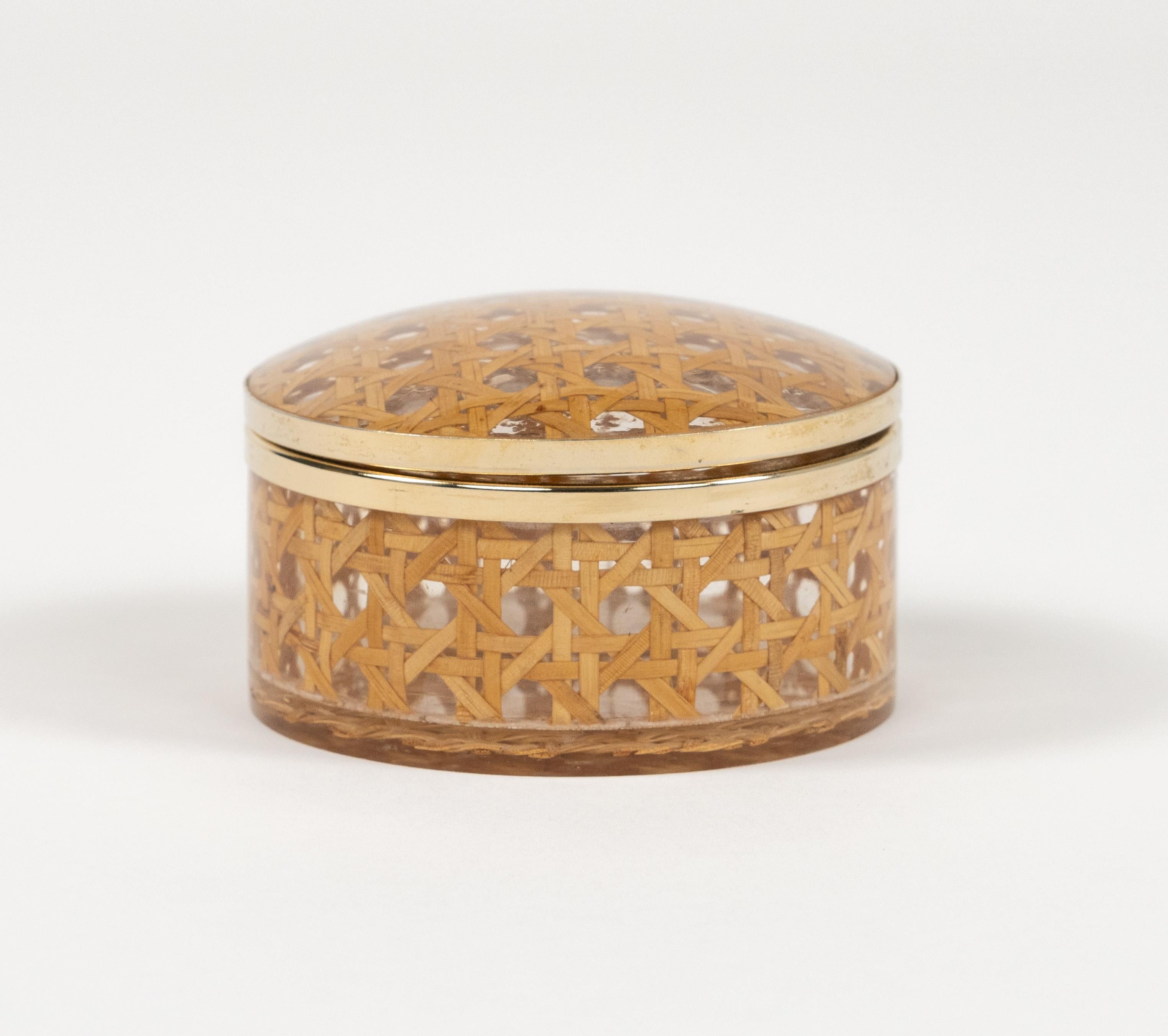 Italiano Scatola del Medioevo in lucite, rattan e ottone in stile Christian Dior, Italia anni '70 in vendita