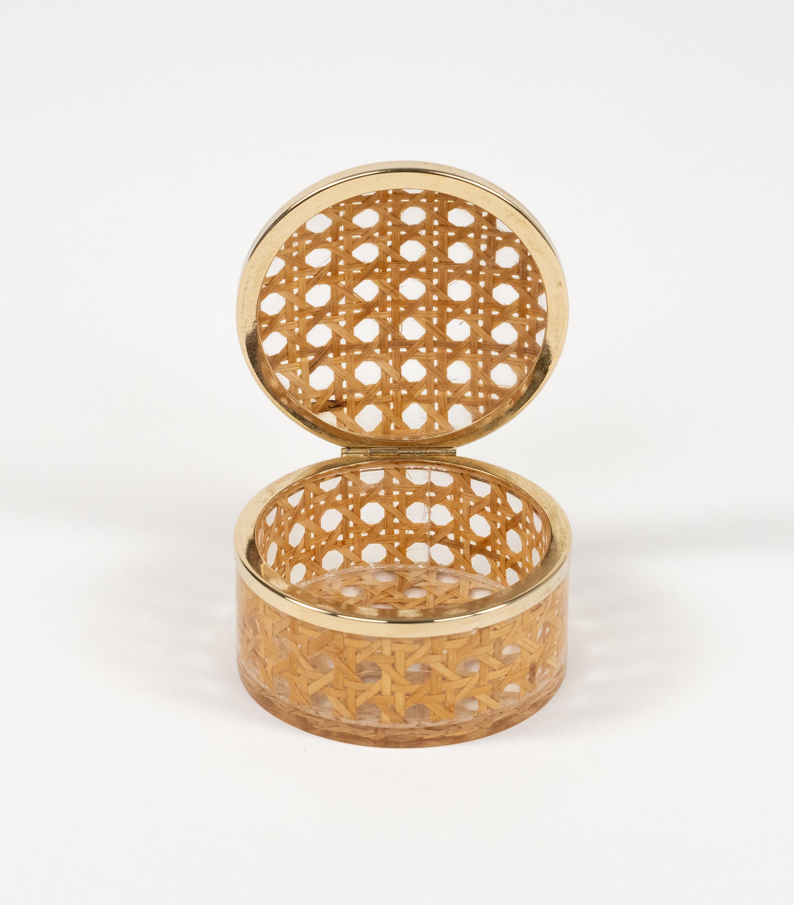 Scatola del Medioevo in lucite, rattan e ottone in stile Christian Dior, Italia anni '70 In condizioni buone in vendita a Rome, IT