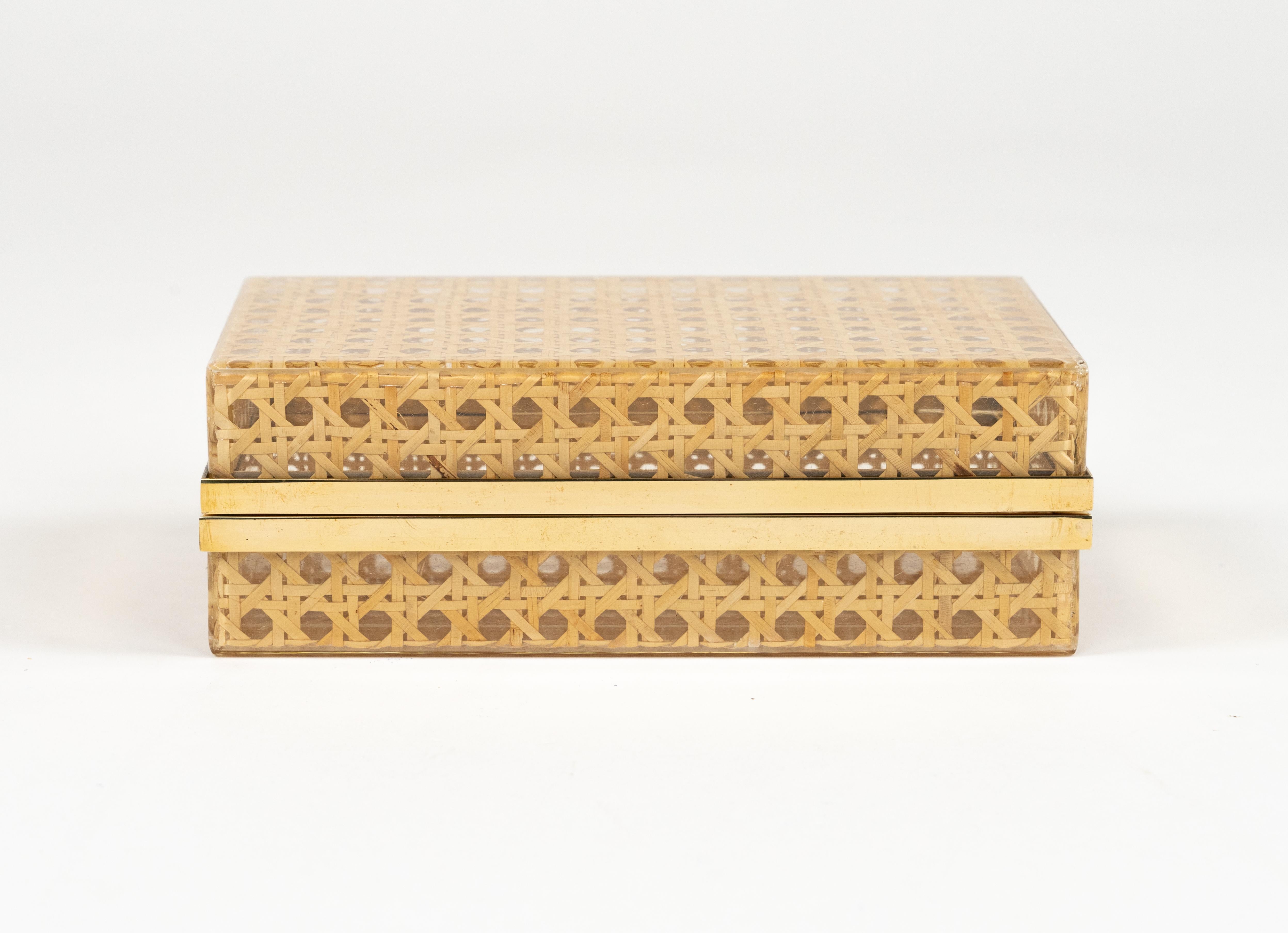 Midcentury Box in Lucite, Rattan and Brass Christian Dior Style, Italy 1970s In Good Condition For Sale In Rome, IT