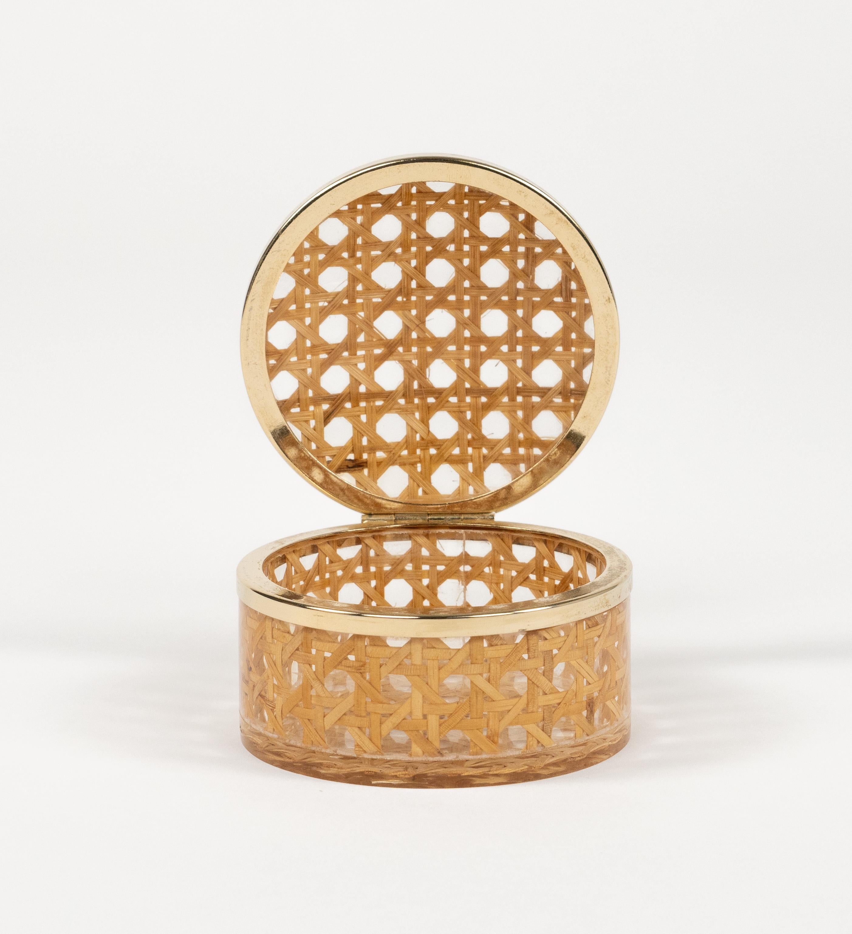 Fine XX secolo Scatola del Medioevo in lucite, rattan e ottone in stile Christian Dior, Italia anni '70 in vendita