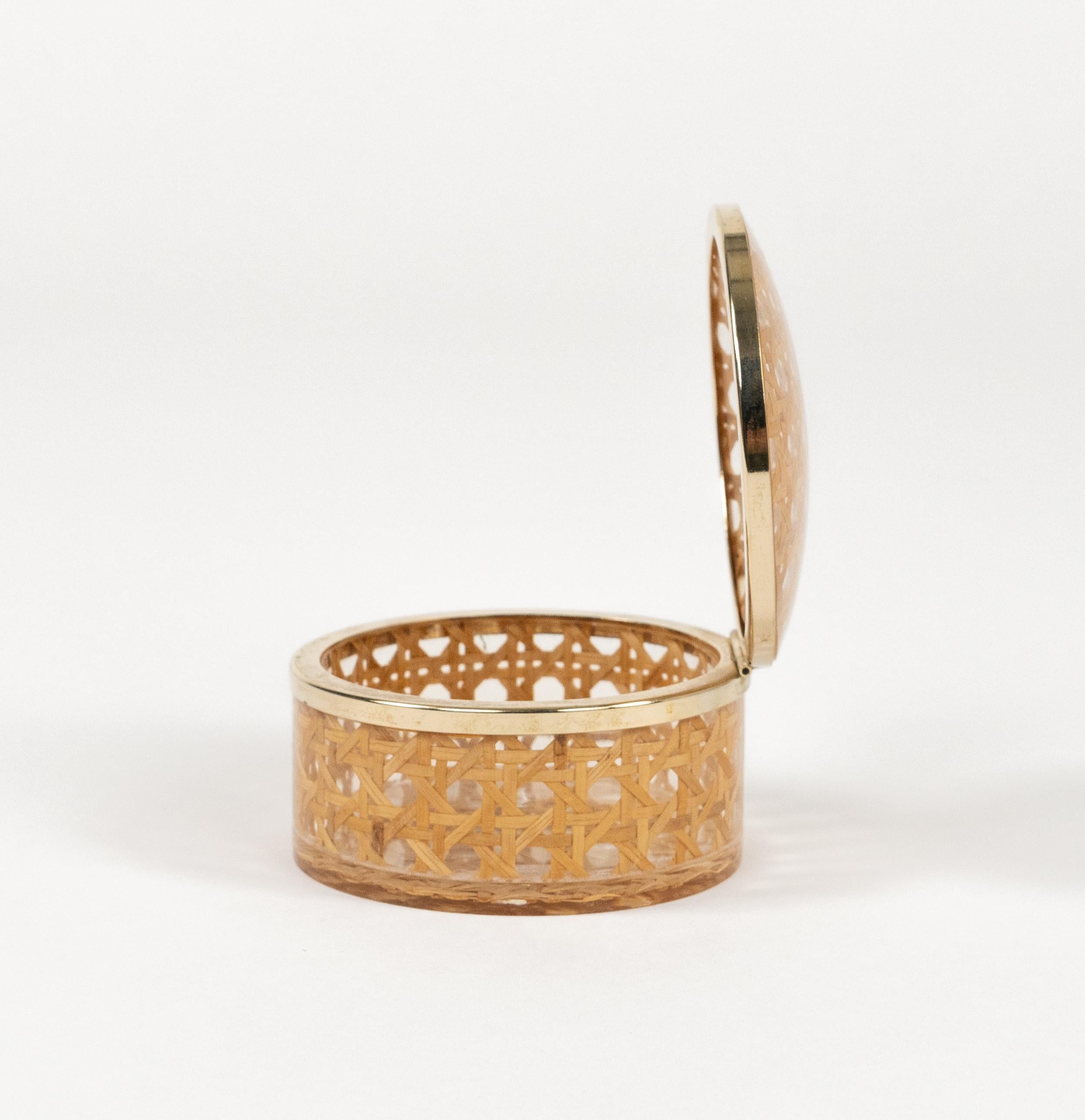 Metallo Scatola del Medioevo in lucite, rattan e ottone in stile Christian Dior, Italia anni '70 in vendita