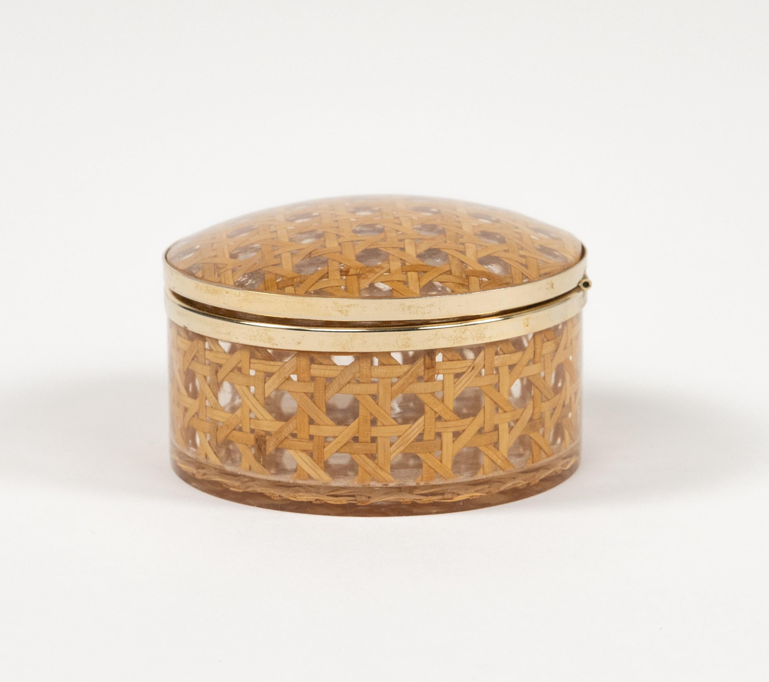 Scatola del Medioevo in lucite, rattan e ottone in stile Christian Dior, Italia anni '70 in vendita 1