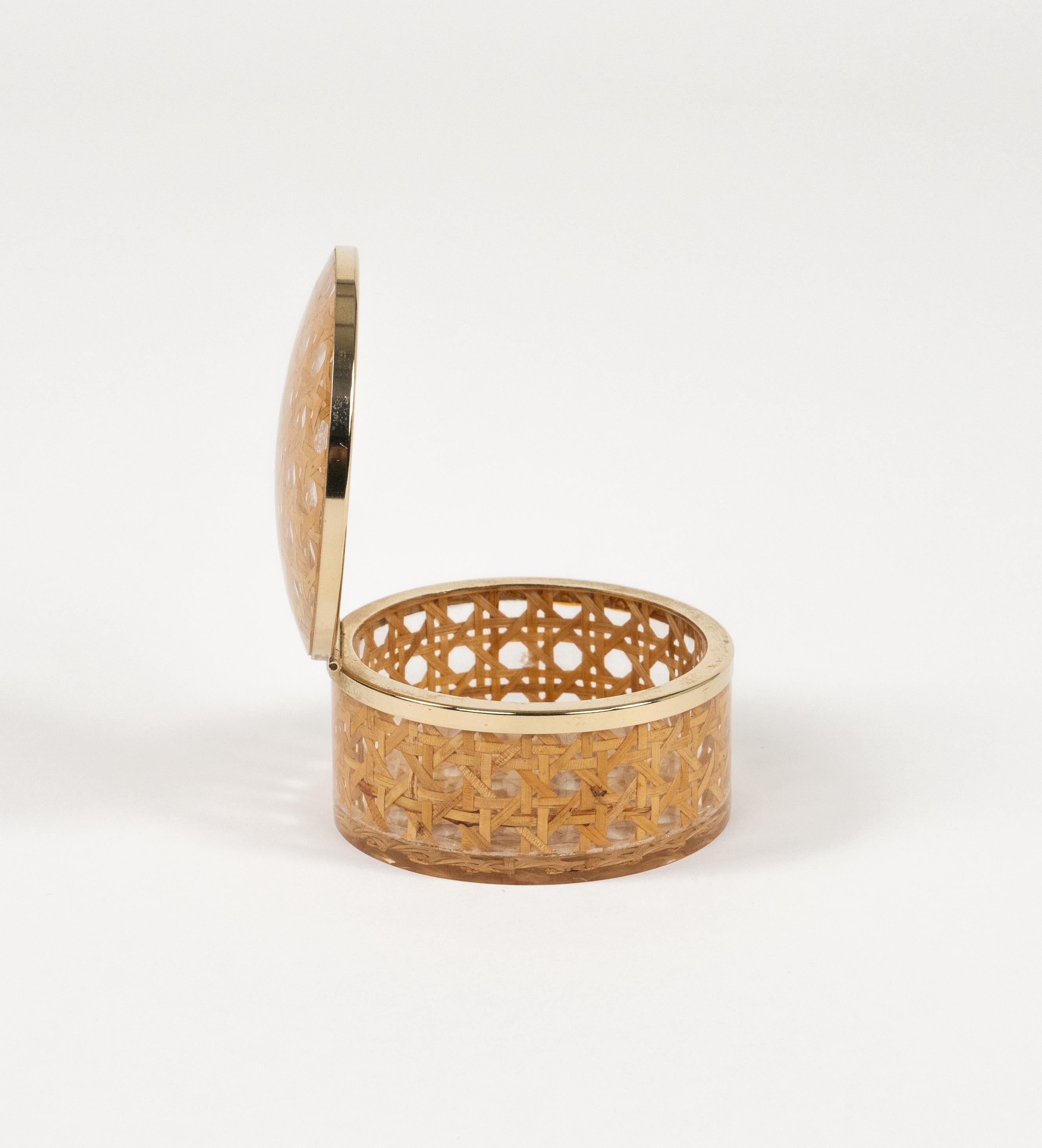 Scatola del Medioevo in lucite, rattan e ottone in stile Christian Dior, Italia anni '70 in vendita 2