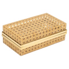Caja de mediados de siglo en lucita, ratán y latón Estilo Christian Dior, Italia Años 70