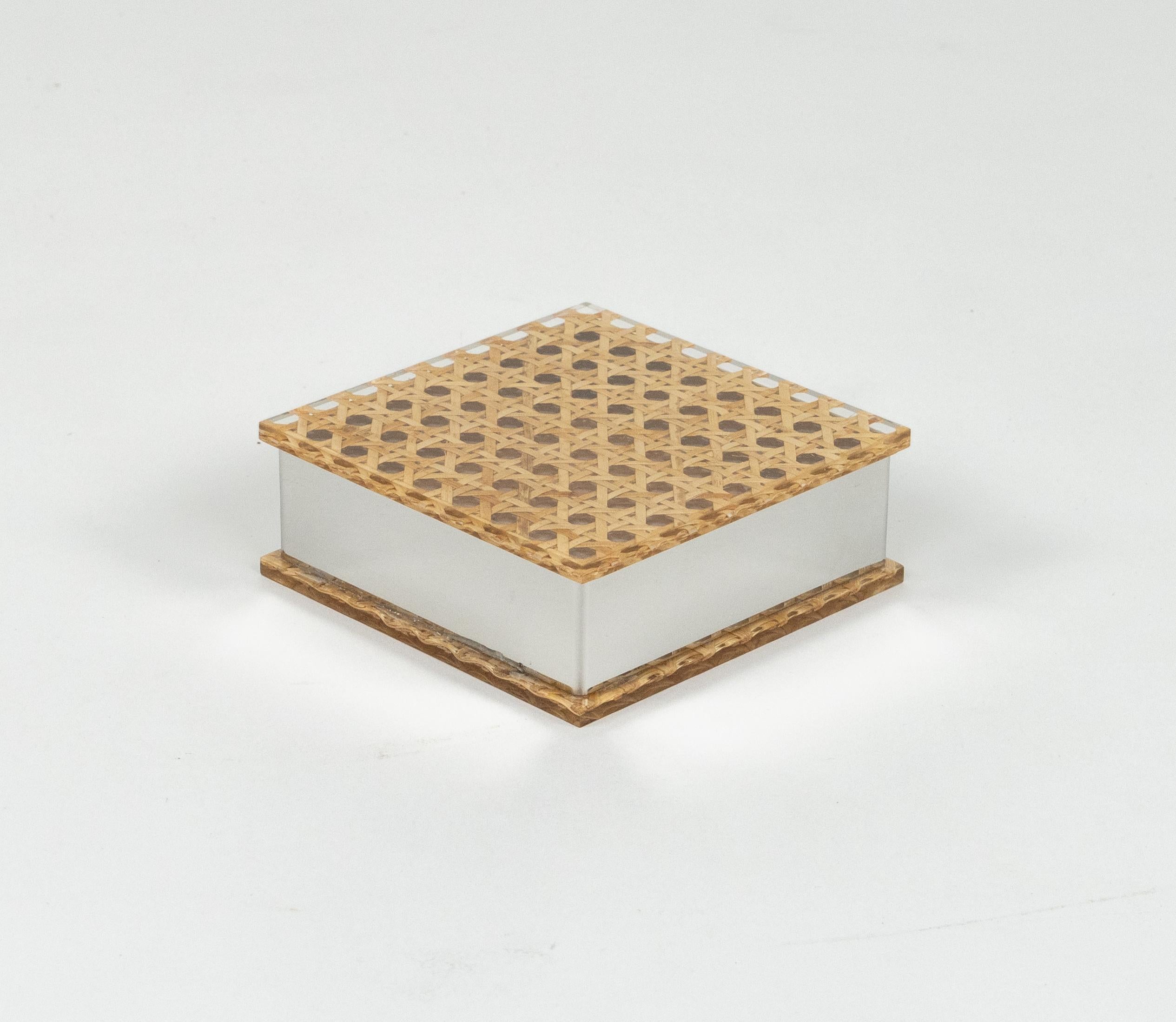 Midcentury beautiful squared decorative box in lucite, rattan and chrome in the style of Christian Dior Home.

Made in Italy in the 1970s.

