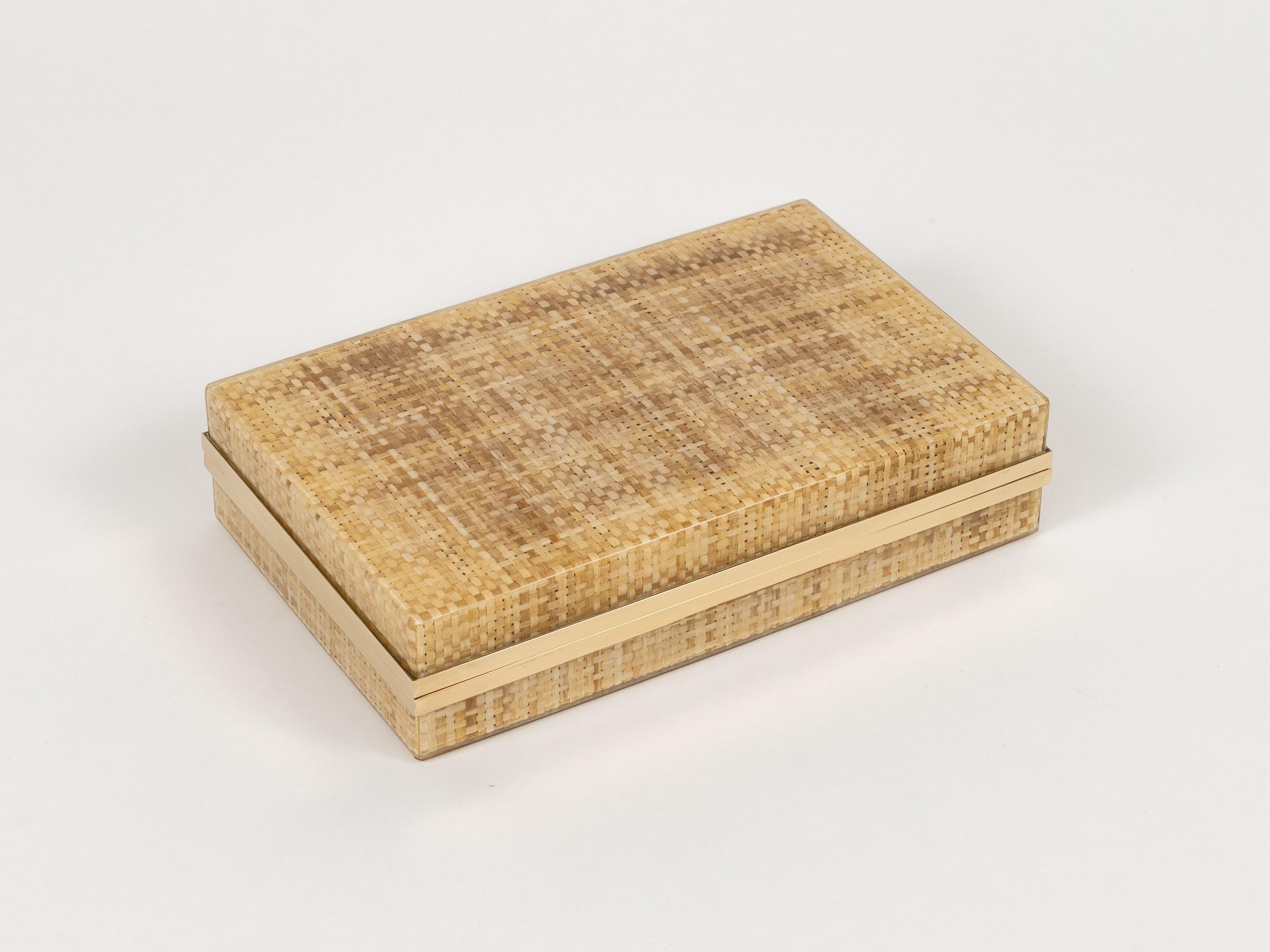 Midcentury erstaunliche große rechteckige Box in Lucite, Weide und Messing im Stil Christian Dior Home.  

Hergestellt in Italien in den 1970er Jahren.  

Ein tolles Accessoire für jede moderne Einrichtung.