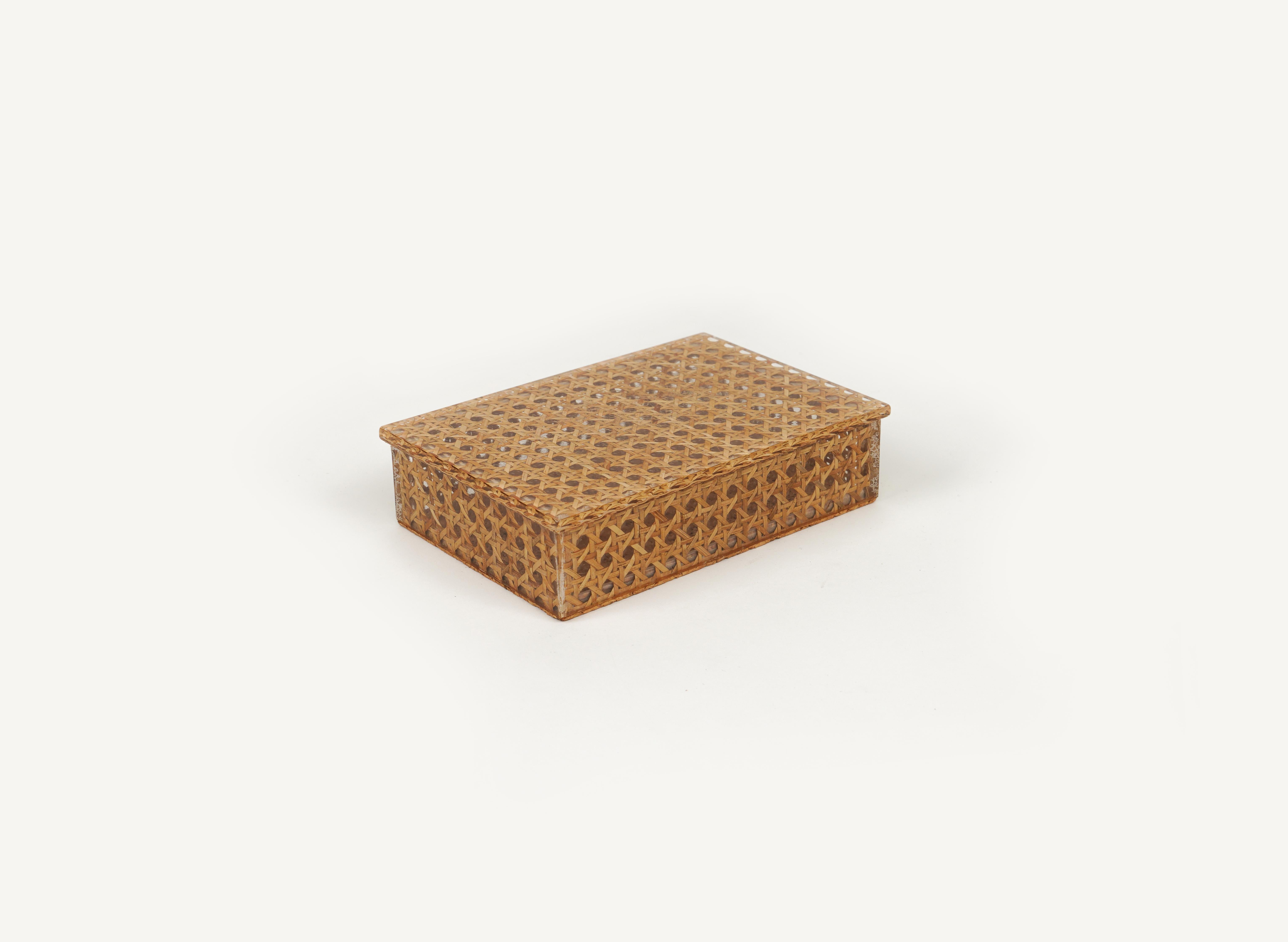 Midcentury amazing rectangular decorative jewelry box in lucite, rattan and cork in the style of Christian Dior Home.

Made in Italy in the 1970s.

Perfect desk object or gift idea.