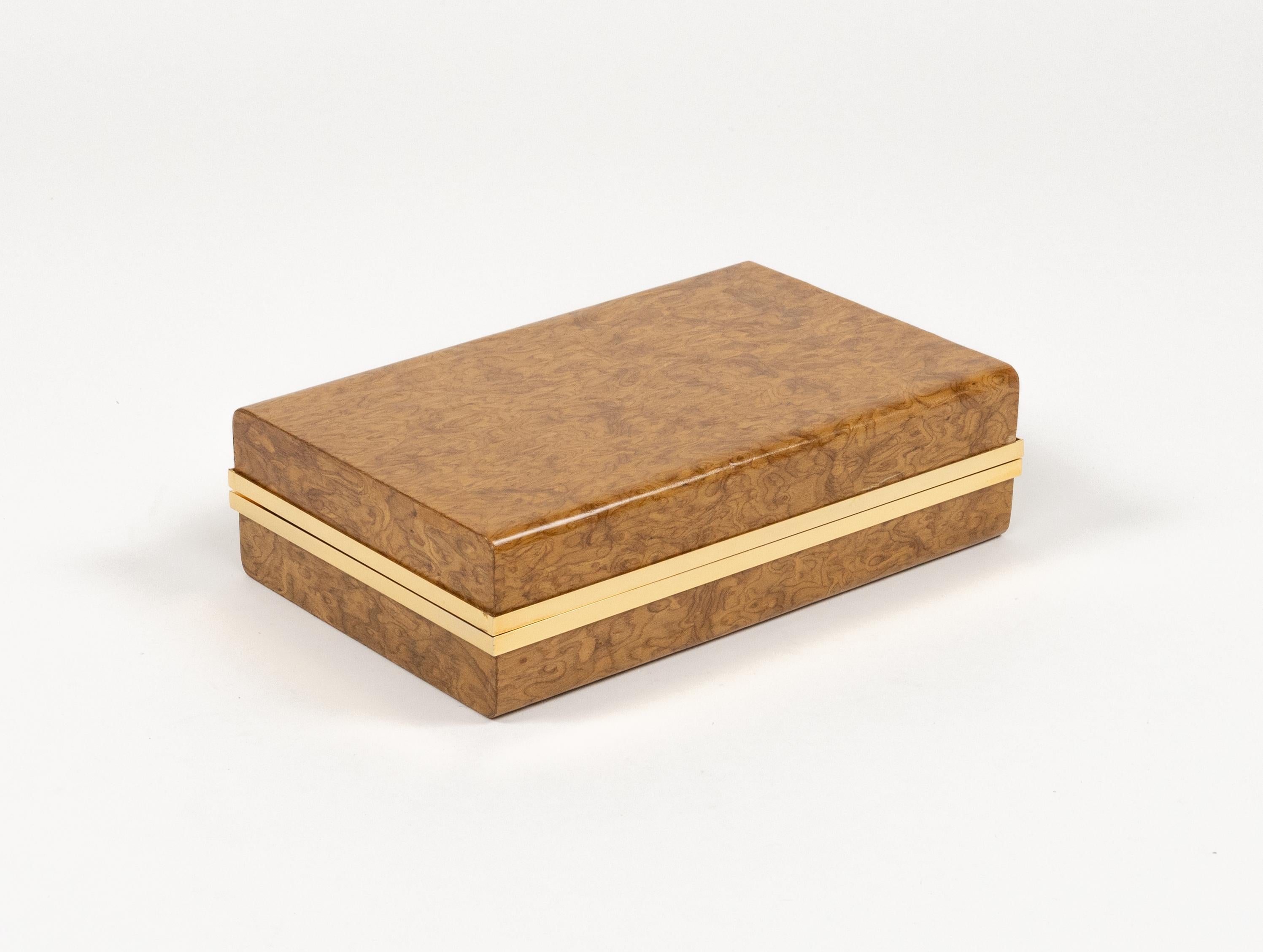 Étonnante grande boîte rectangulaire du milieu du siècle en bois, laiton et acier dans le style de Tommaso Barbi.

Fabriqué en Italie dans les années 1970.