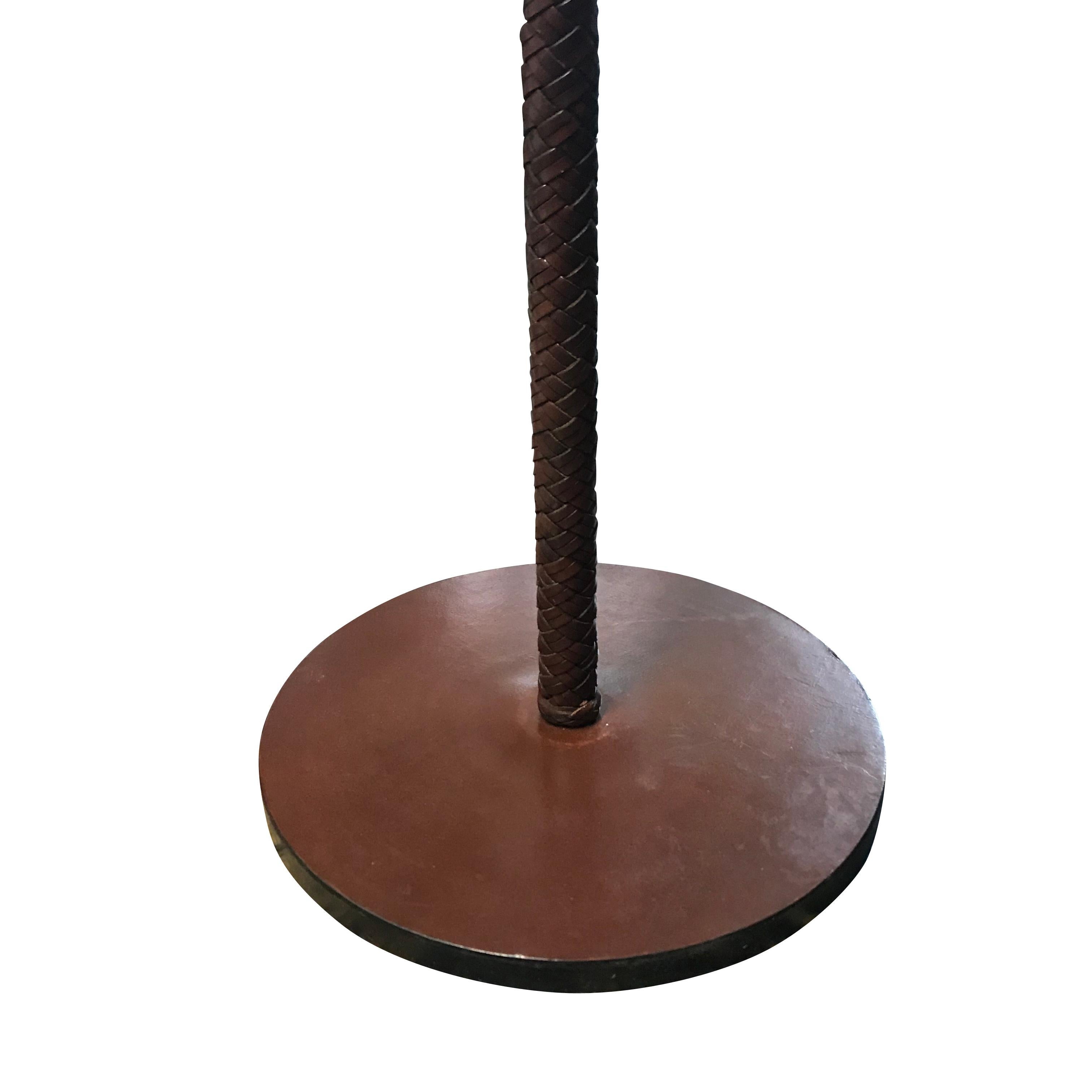Midcentury French brown braided leather floor lamp.
Newly rewired
Measures: Overall height including shade 55.5