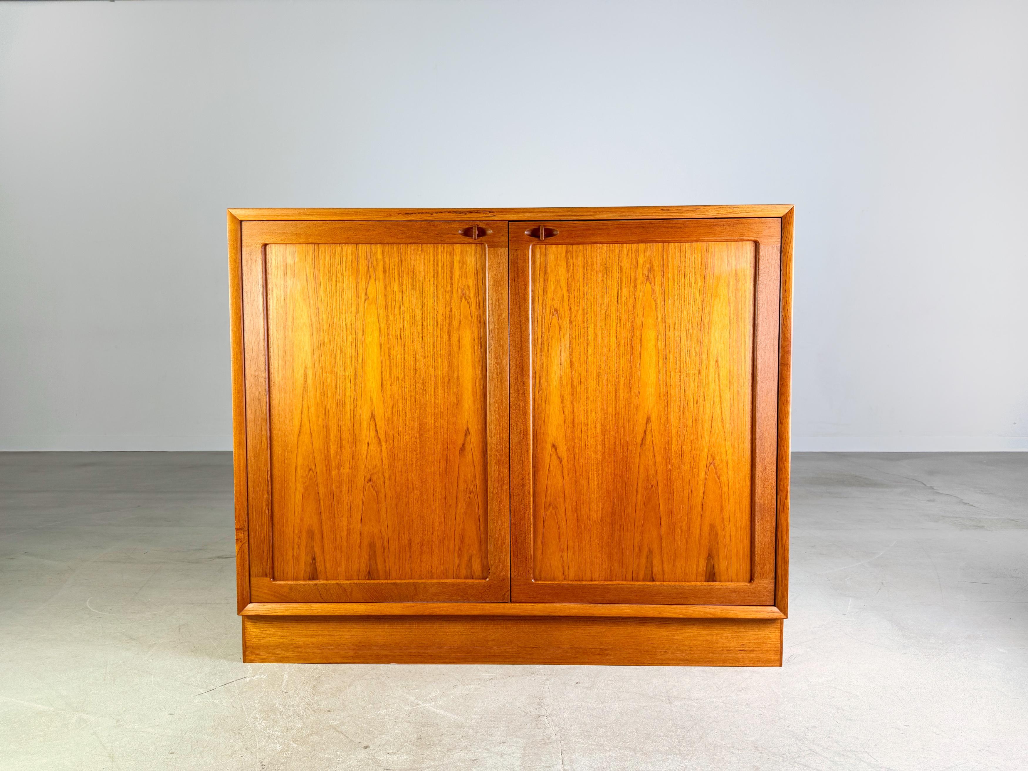 Mid-Century moderno Bramin Kommode Anrichte H.W. di metà secolo A. Klein Teak Schrank in vendita