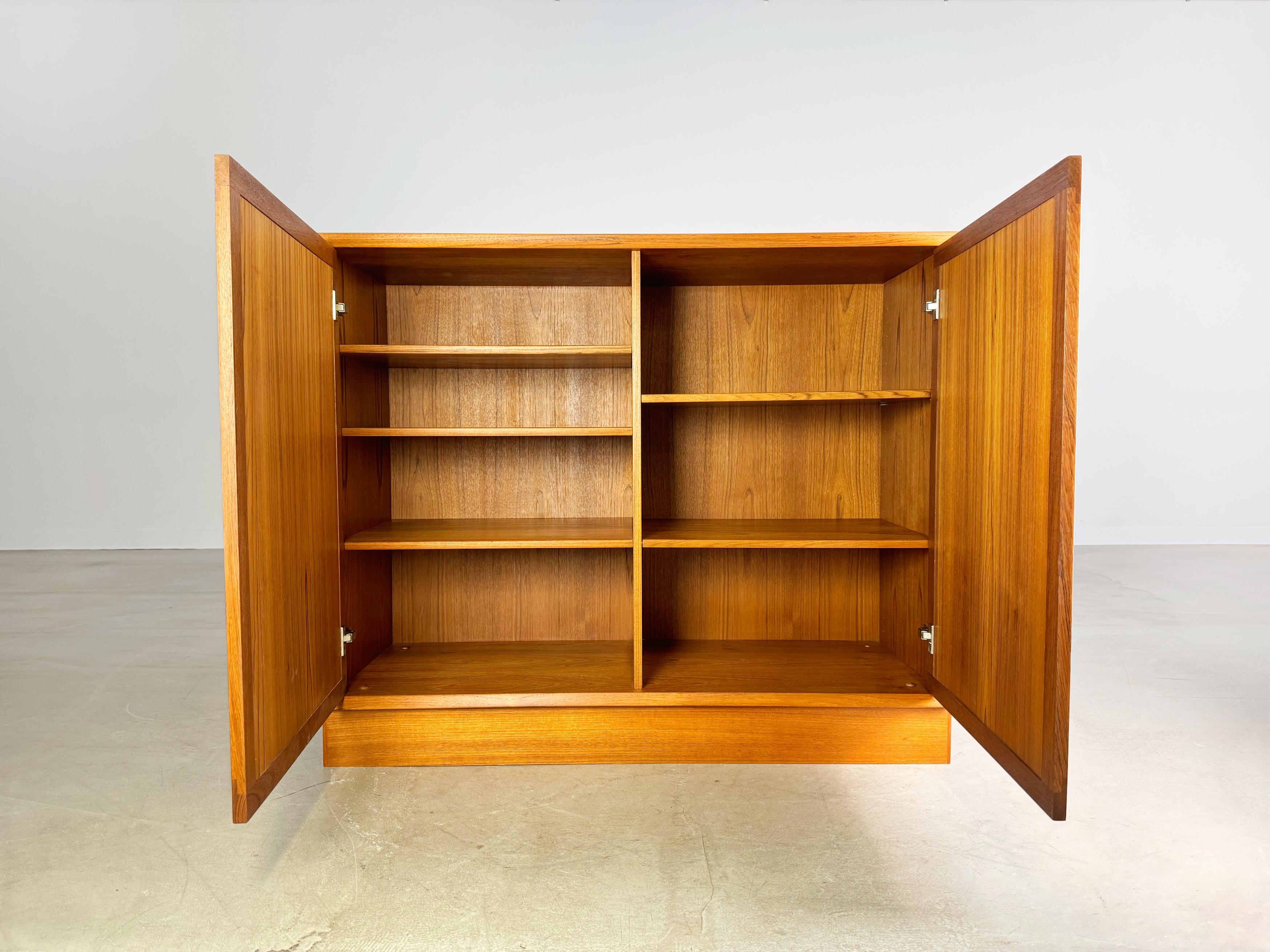 Tedesco Bramin Kommode Anrichte H.W. di metà secolo A. Klein Teak Schrank in vendita