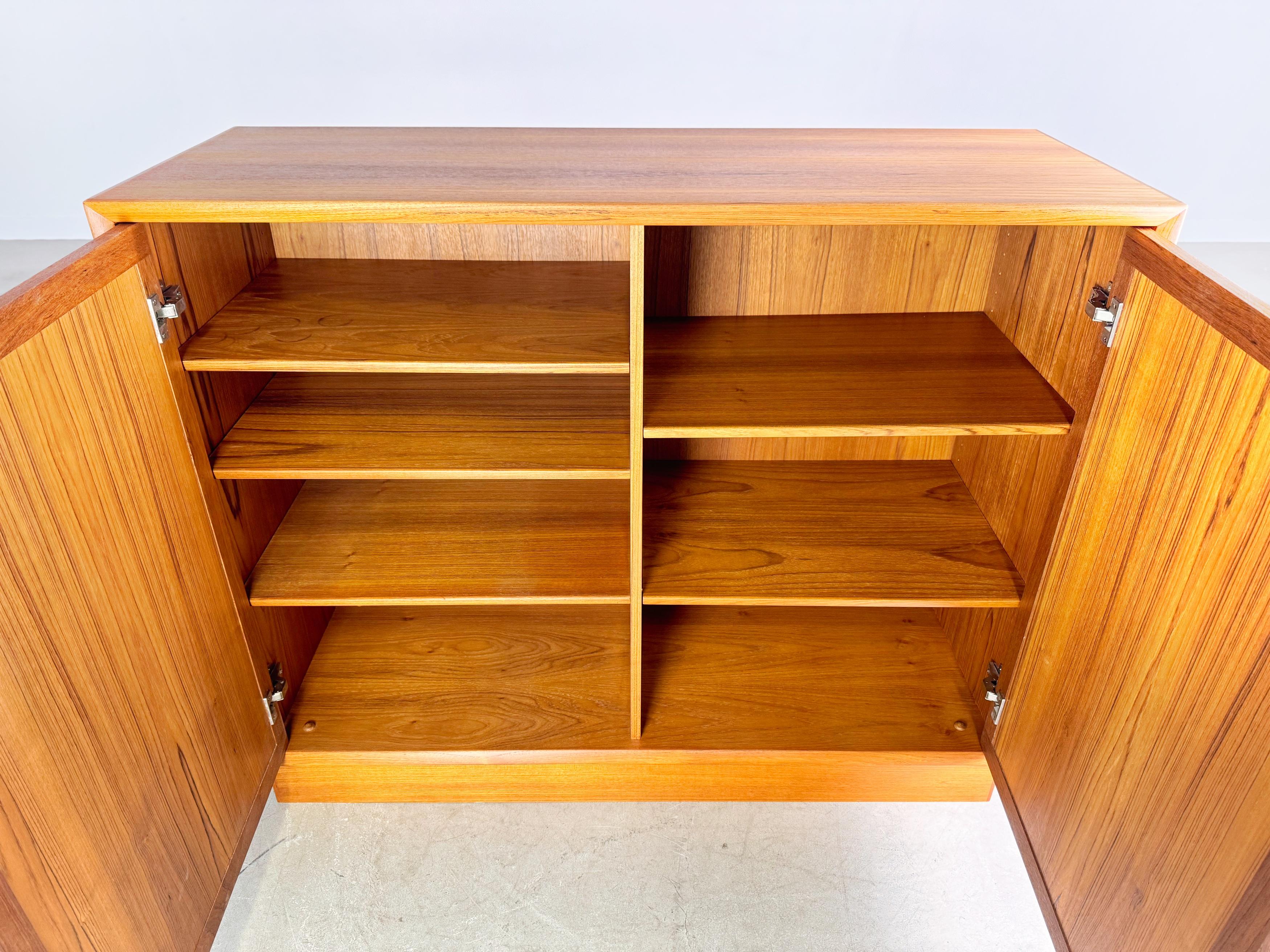 Bramin Kommode Anrichte H.W. di metà secolo A. Klein Teak Schrank In condizioni buone in vendita a Berlin, DE