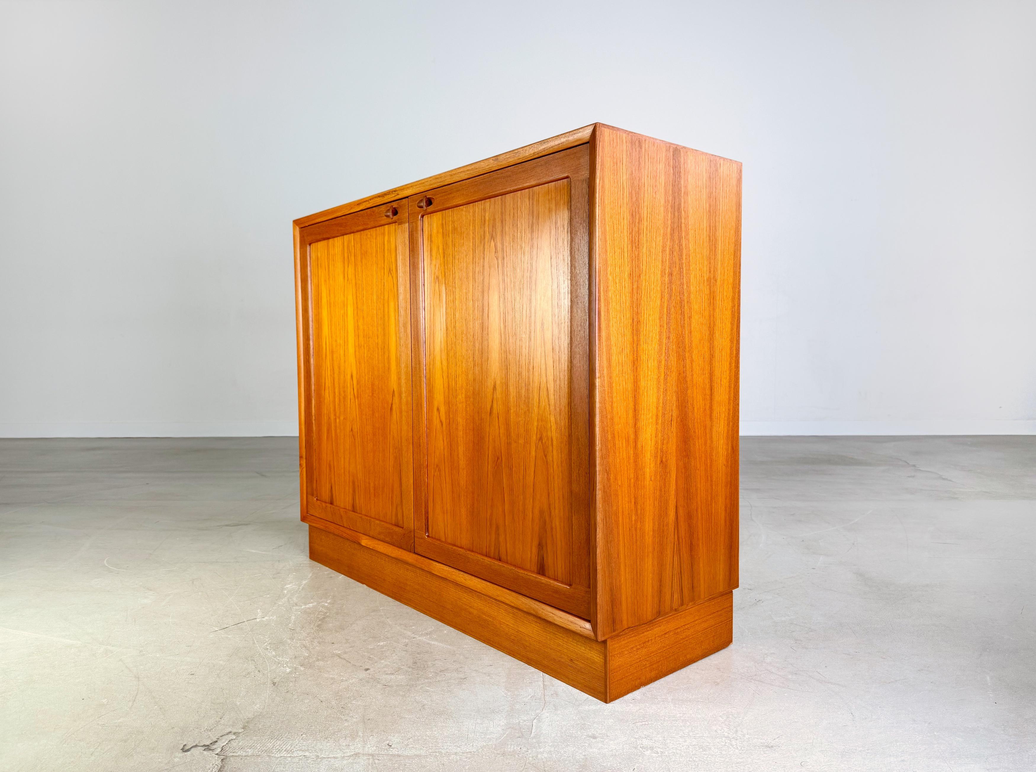 Metà XX secolo Bramin Kommode Anrichte H.W. di metà secolo A. Klein Teak Schrank in vendita