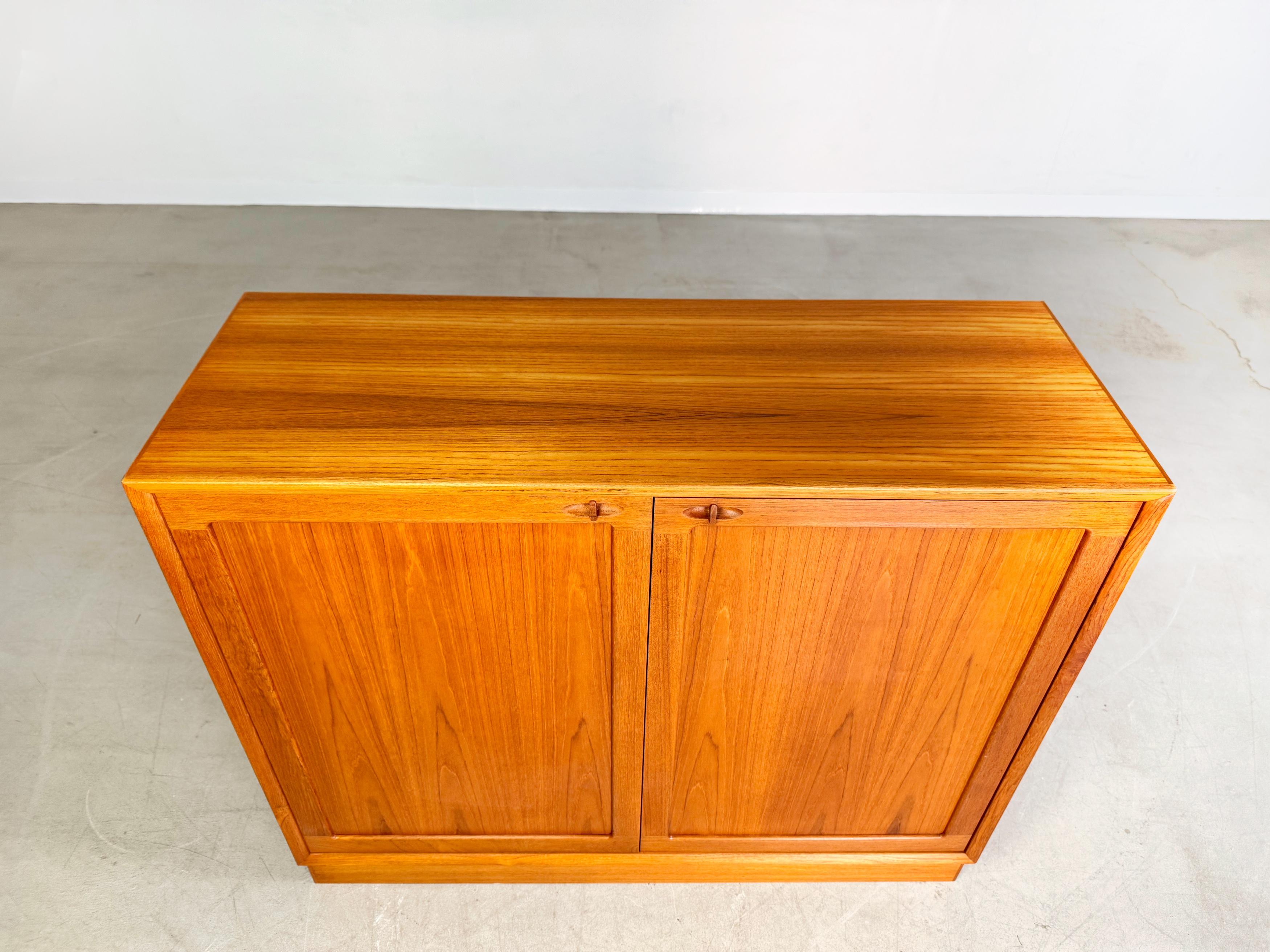 Bramin Kommode Anrichte H.W. di metà secolo A. Klein Teak Schrank in vendita 1