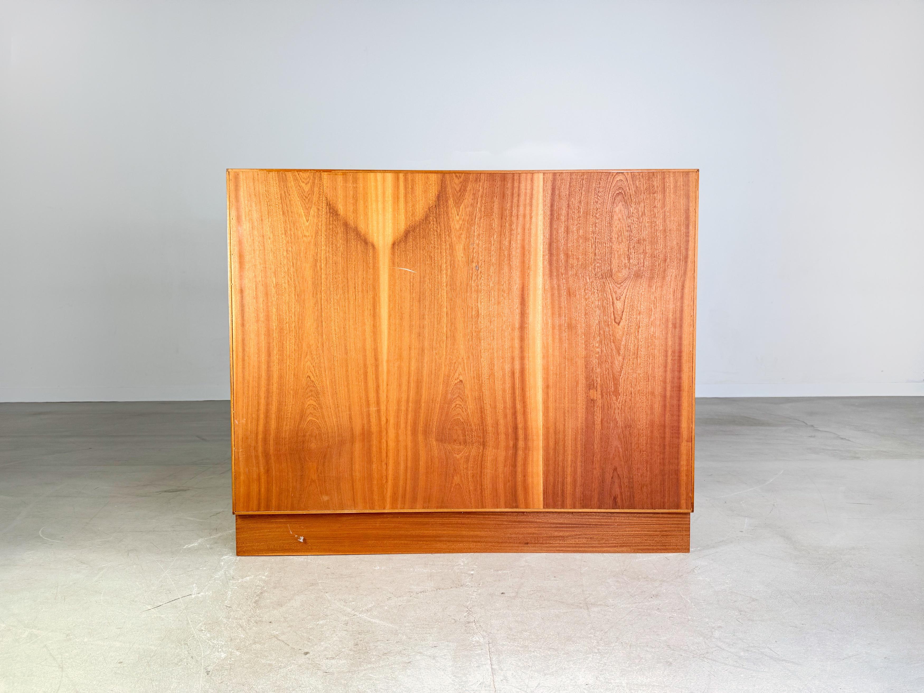 Bramin Kommode Anrichte H.W. di metà secolo A. Klein Teak Schrank in vendita 2