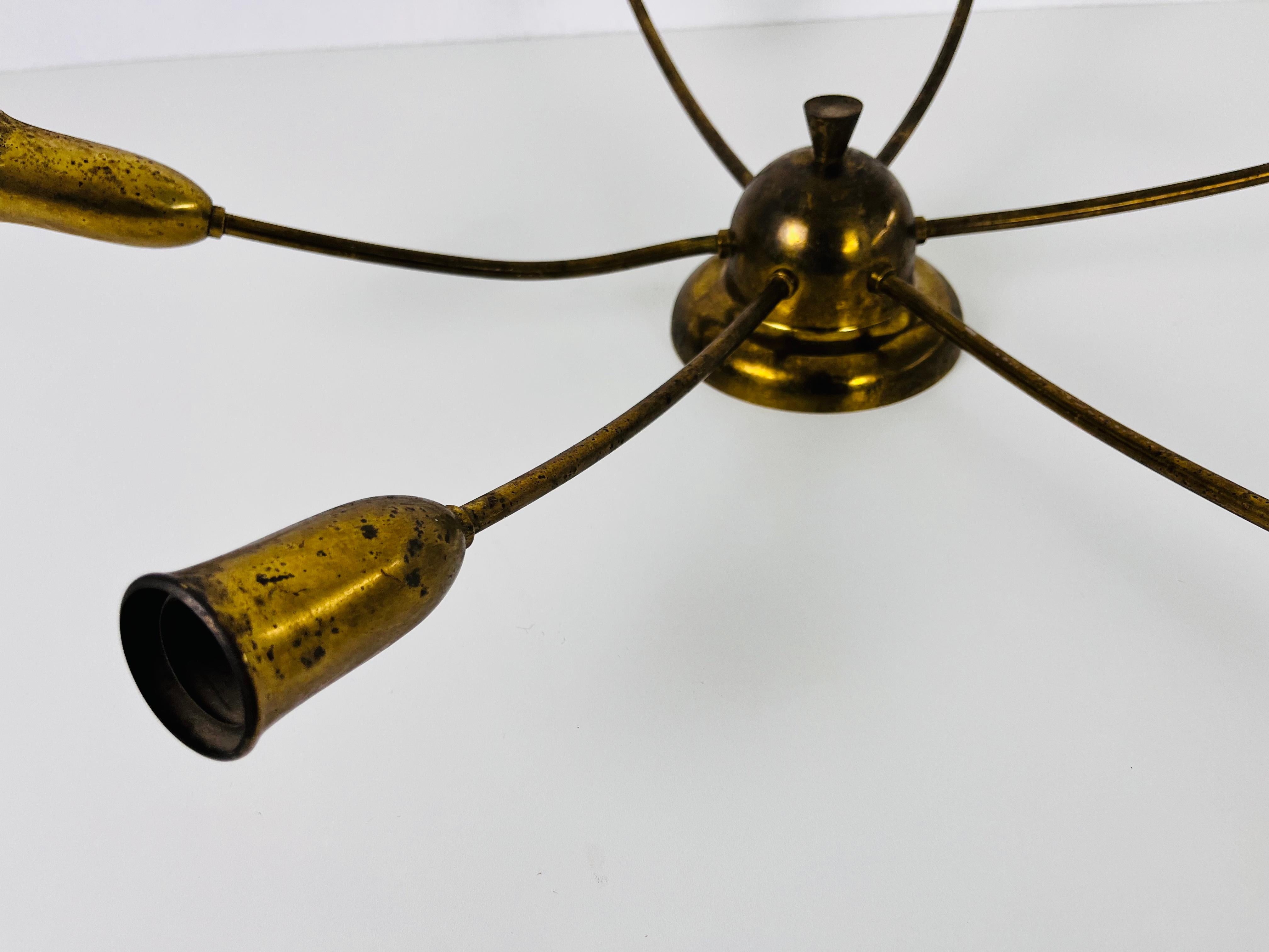 Midcentury Brass 6-Arm Sputnik Chandelier, 1960s In Good Condition For Sale In Hagenbach, DE