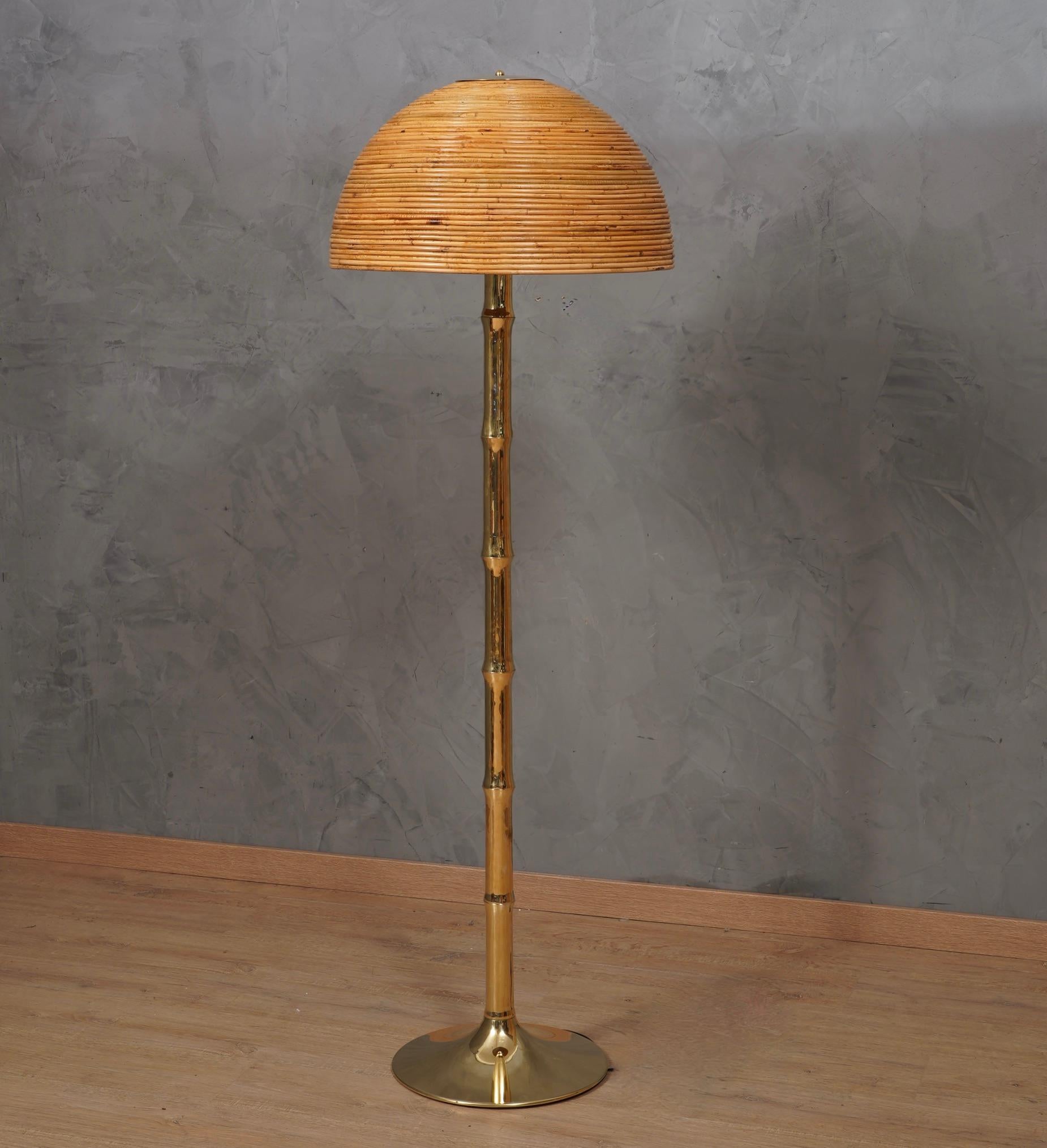 Un meuble exquis qui témoigne d'un design intemporel et d'un savoir-faire exceptionnel. Le lampadaire est très linéaire et décorera parfaitement votre intérieur. D'un point de vue esthétique, le lampadaire dans son ensemble est magnifique.

Le