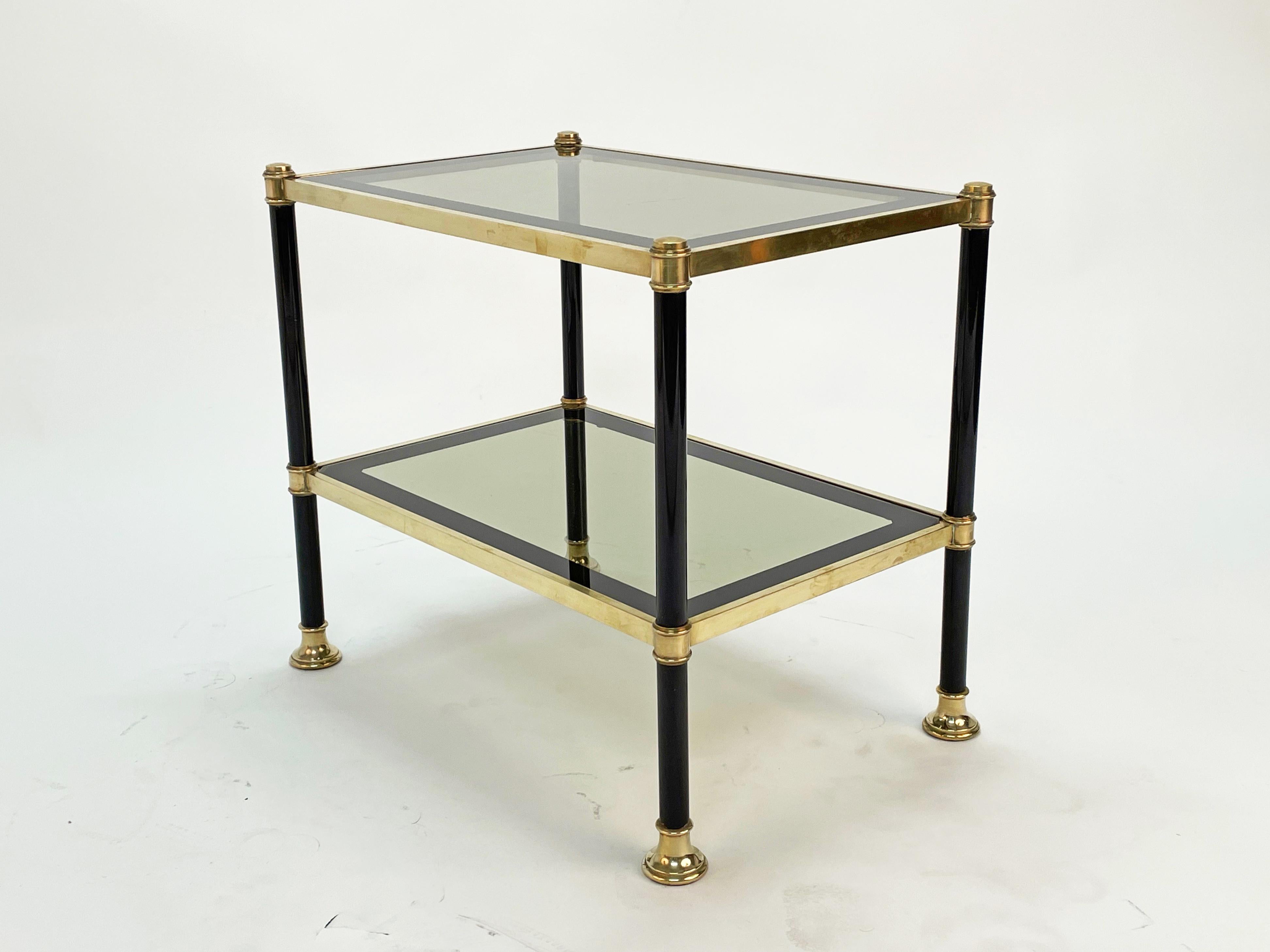 Table basse rectangulaire en laiton et métal noir du milieu du siècle avec verre fumé 1970 en vente 3