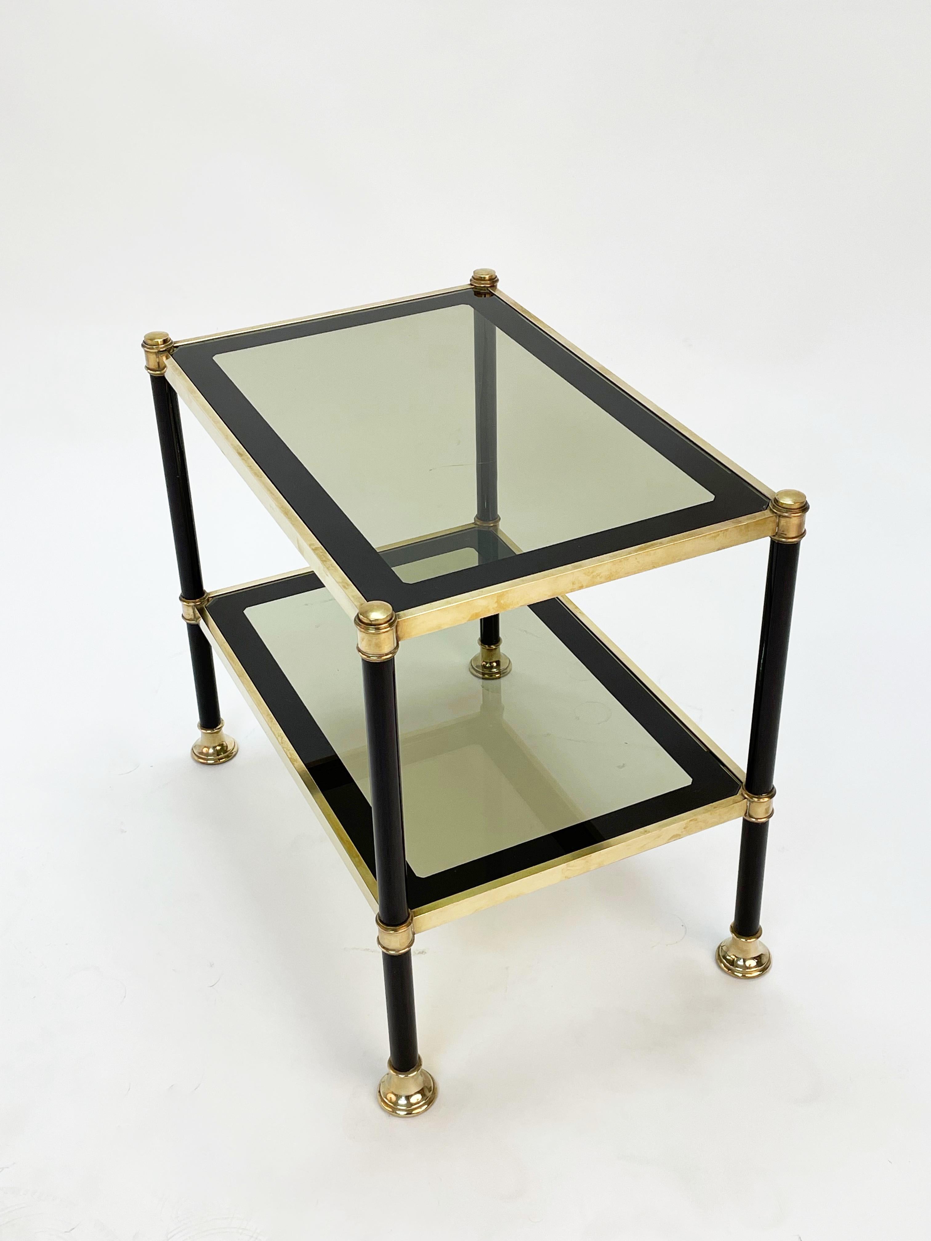 Table basse rectangulaire en laiton et métal noir du milieu du siècle avec verre fumé 1970 en vente 5