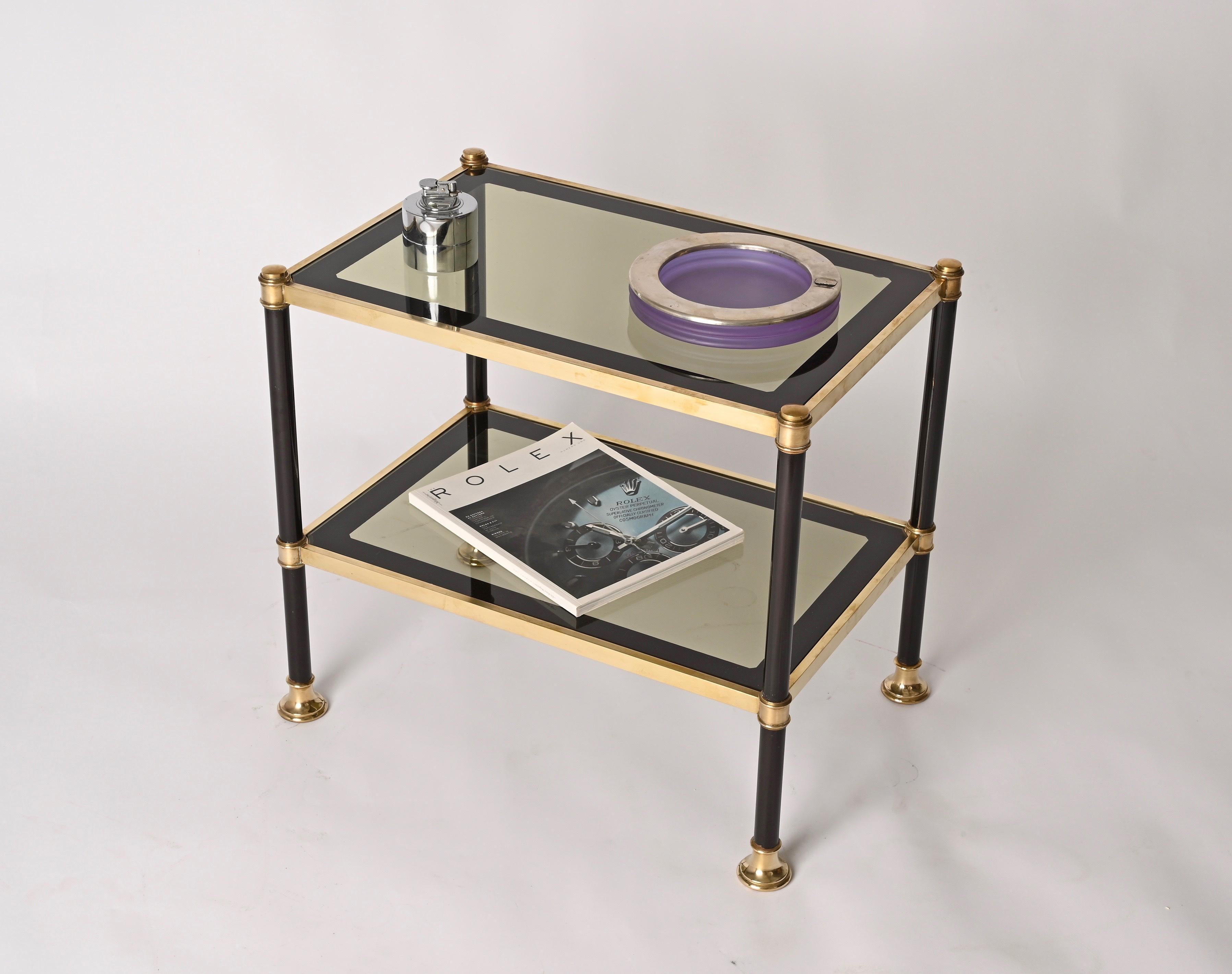 Table basse rectangulaire en laiton et métal noir du milieu du siècle avec verre fumé 1970 en vente 6