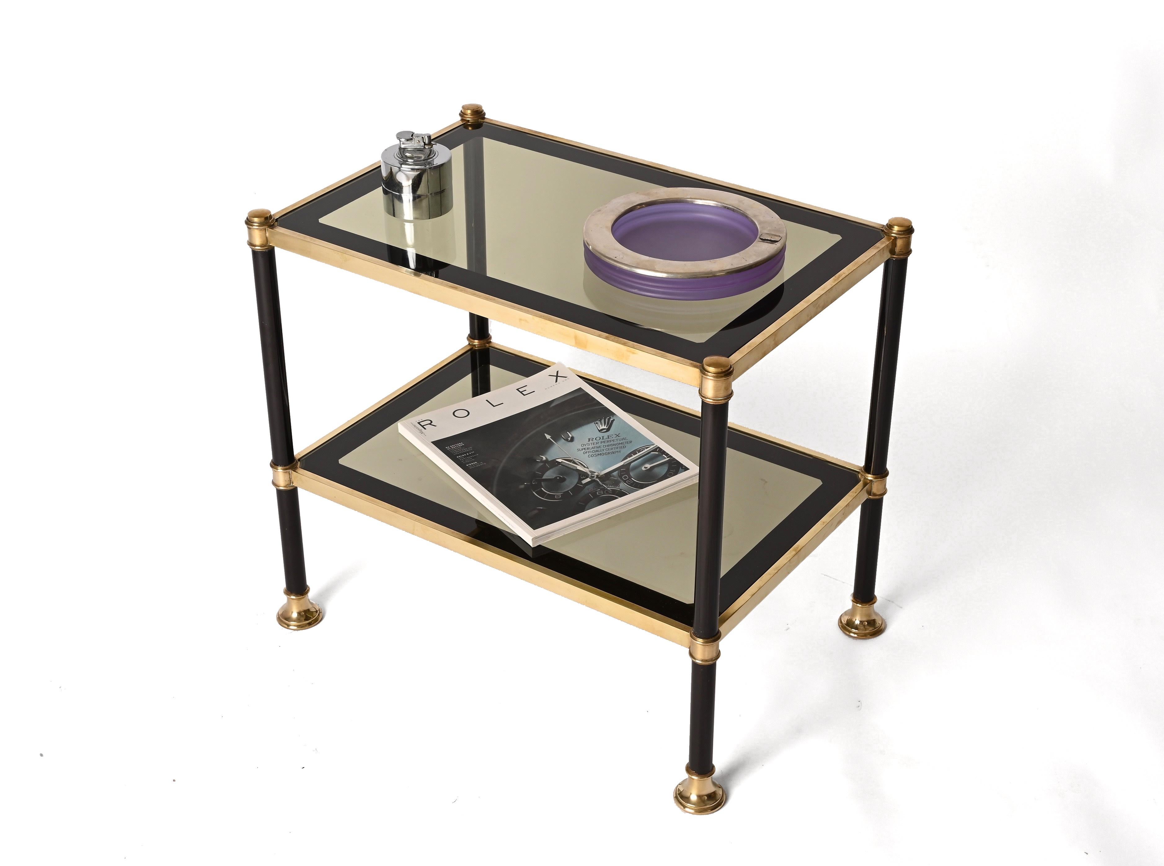 Table basse rectangulaire en laiton et métal noir du milieu du siècle avec verre fumé 1970 en vente 8