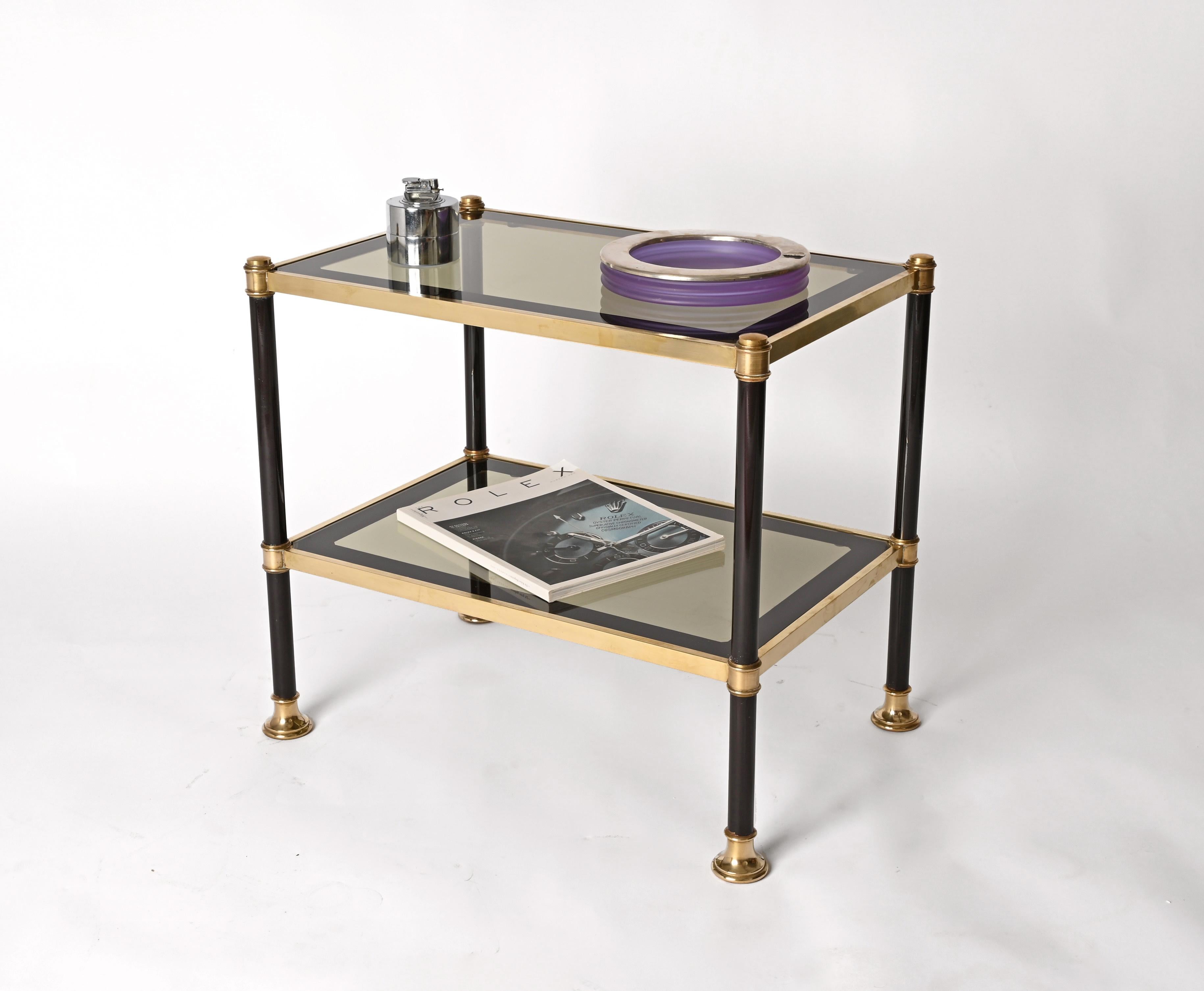 Table basse rectangulaire en laiton et métal noir du milieu du siècle avec verre fumé 1970 en vente 9