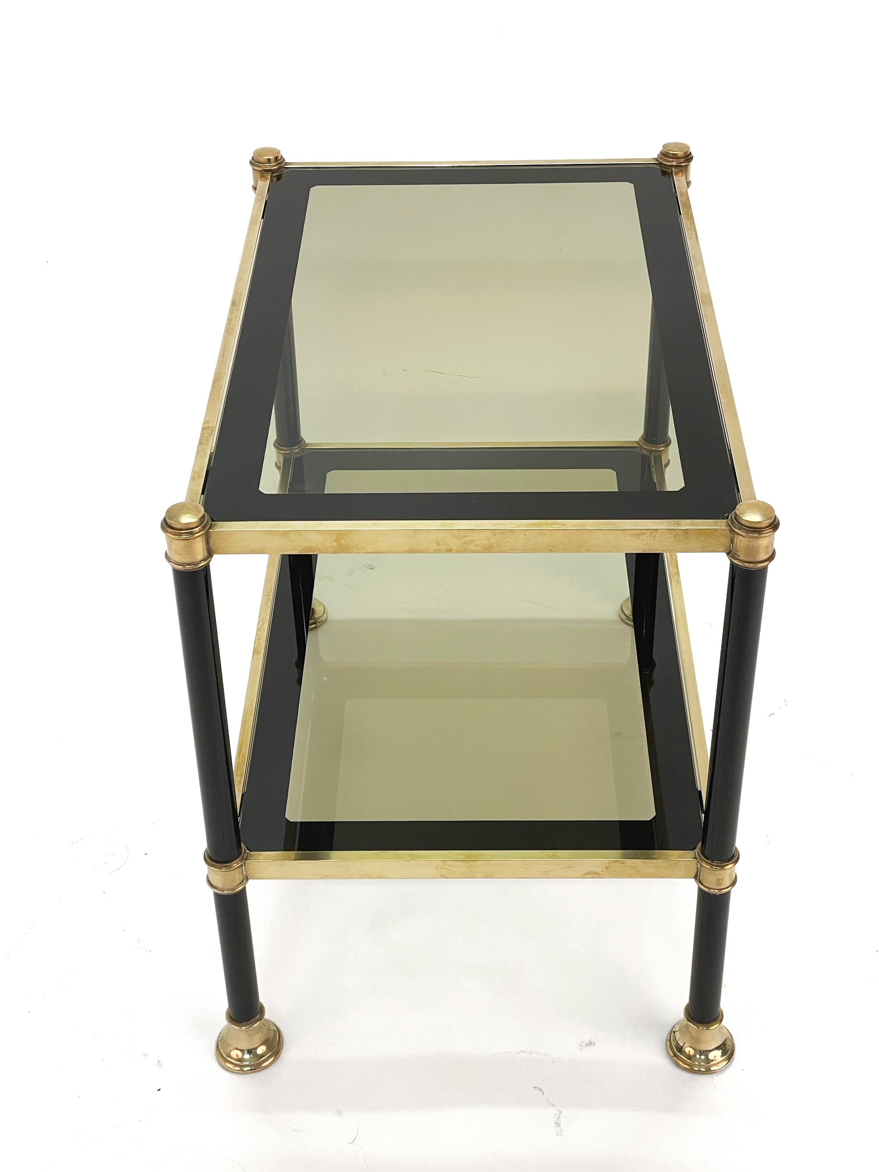 Laqué Table basse rectangulaire en laiton et métal noir du milieu du siècle avec verre fumé 1970 en vente