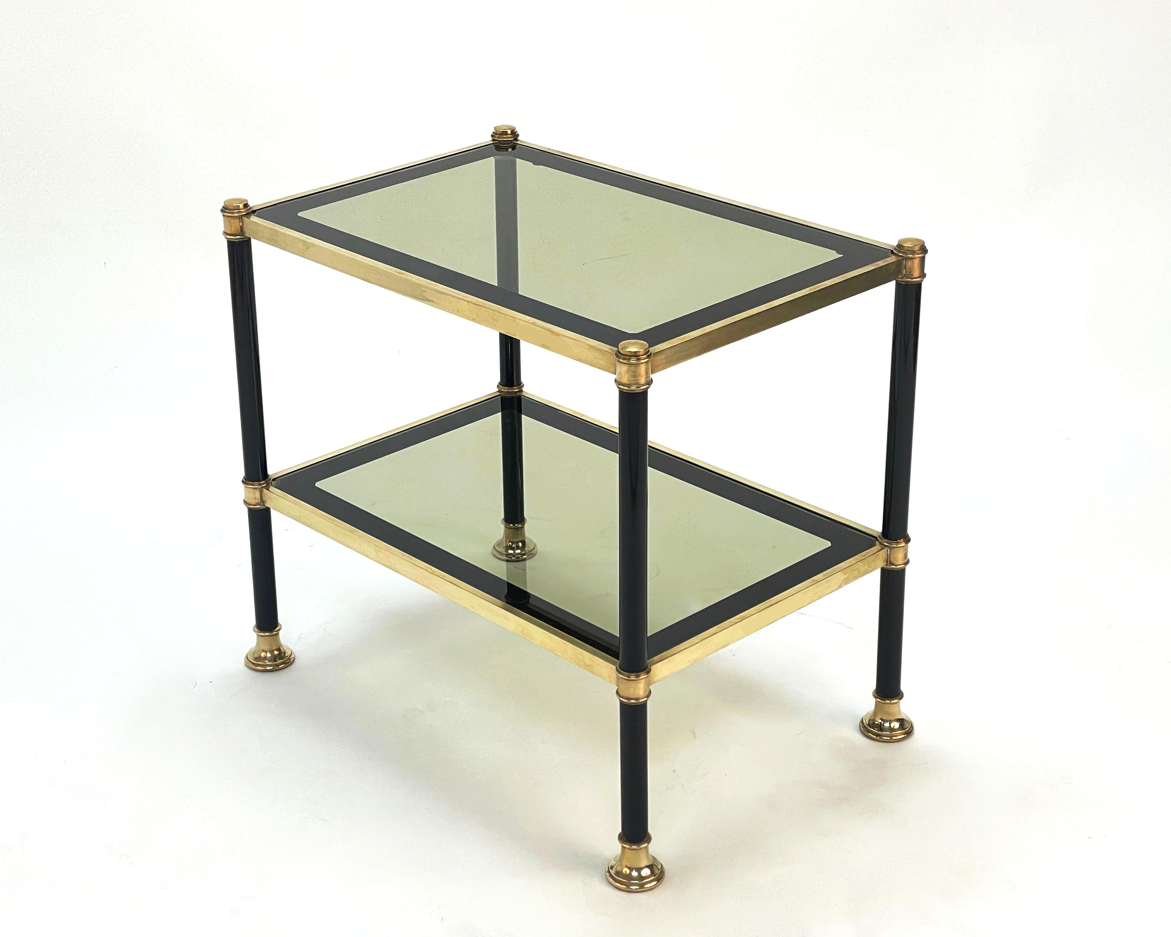 Table basse rectangulaire en laiton et métal noir du milieu du siècle avec verre fumé 1970 en vente 1
