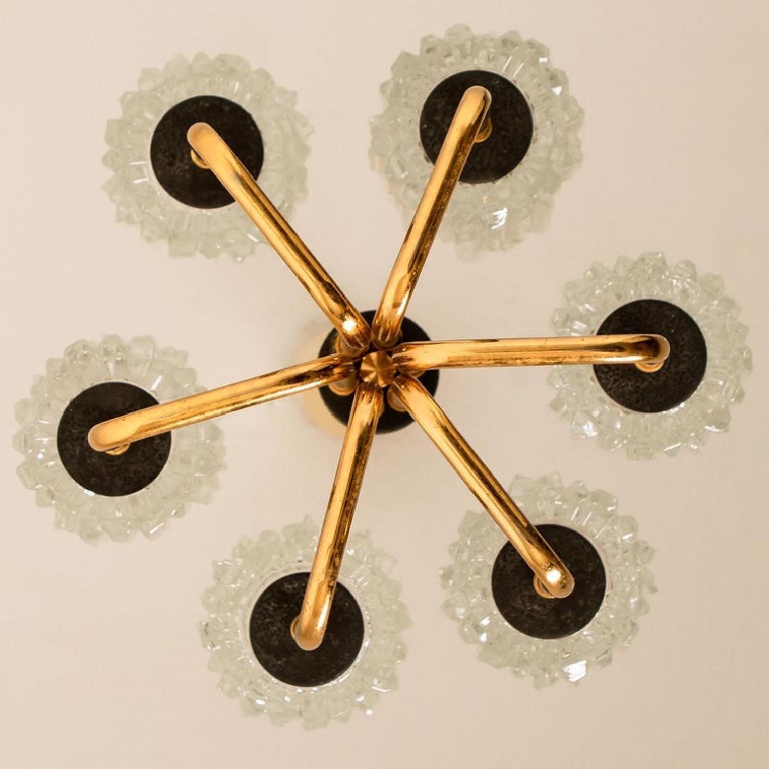 Araña de latón y cristal soplado de mediados de siglo, Hillebrand, años 60 en venta 3