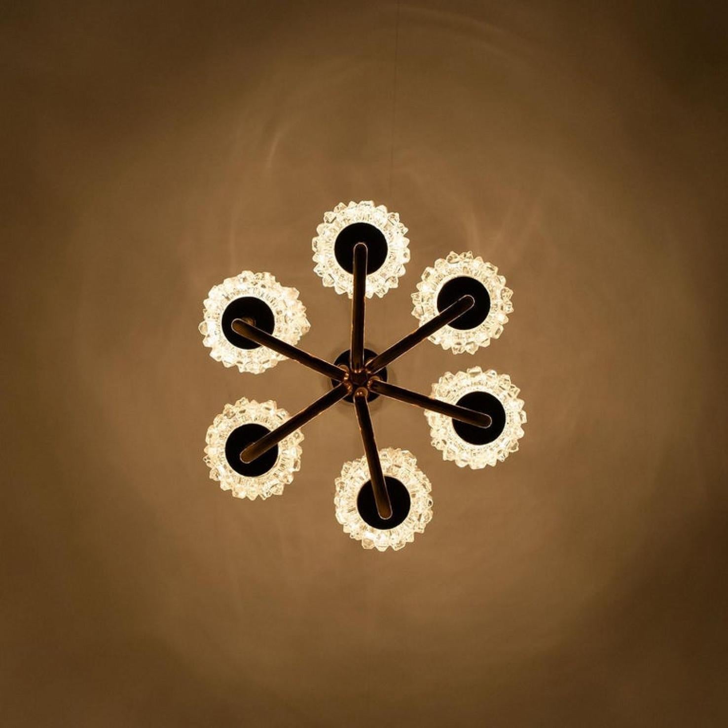 Preciosa lámpara de araña de Hillebrand. Con tulipas de cristal texturizado detalles de latón un herraje de montaje de latón y cordón negro.
Ilumina maravillosamente.

La lámpara de araña se limpia bien cableada y lista para usar. La lámpara de