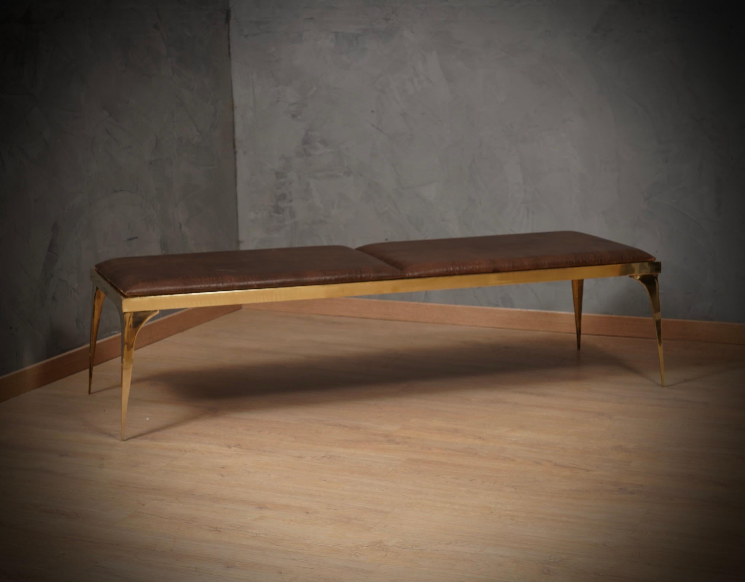 Superb dormeuse beautiful design in precious brass, enriched by a beautiful brown leather.

The dormeuse is composed of a brass structure, composed of a rectangular brass frame on which a leather-covered wooden seat is mounted; the whole is raised