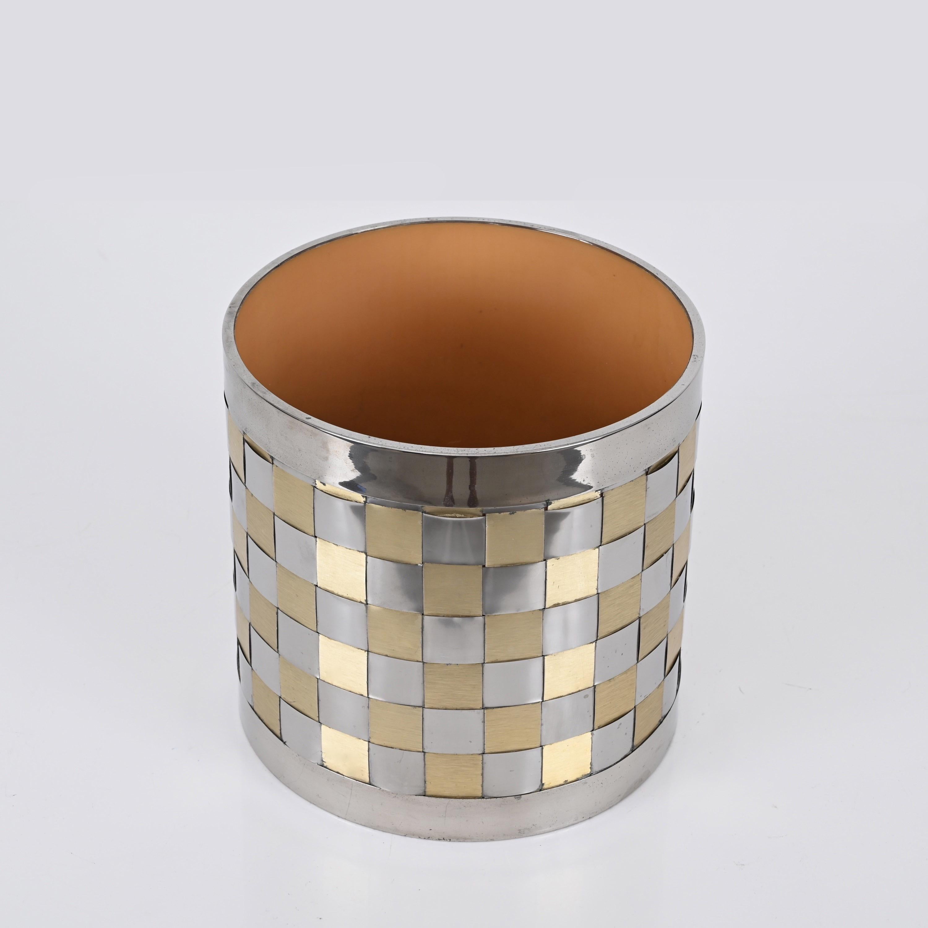 Magnifique cache-pot rond en laiton et chrome. Cette superbe pièce a été conçue en Italie dans les années 1970, clairement dans le style d'un dessin de Willy Rizzo.

Ce Cachepot rond est constitué d'un élégant tissage de chrome et de laiton. Le