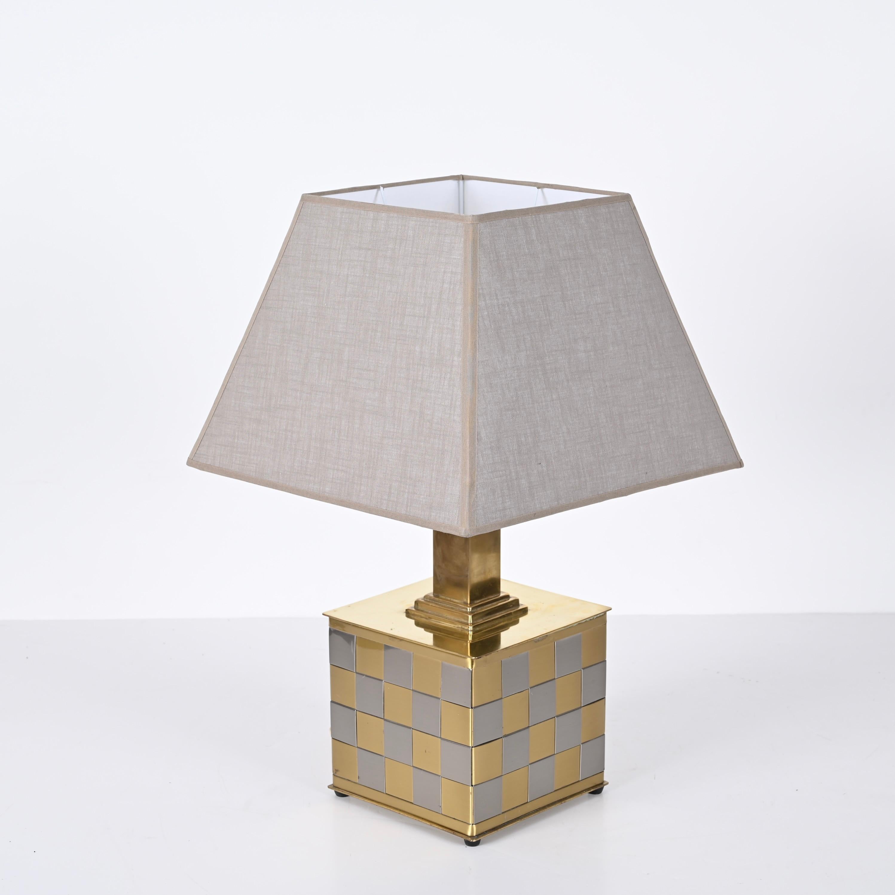 Superbe lampe de table en forme de cube en laiton et chrome tressé, cet objet merveilleux a été conçu en Italie dans les années 70 dans le style de Willy Rizzo.
Le contraste entre le laiton et le chrome est tout simplement étonnant et enrichit la