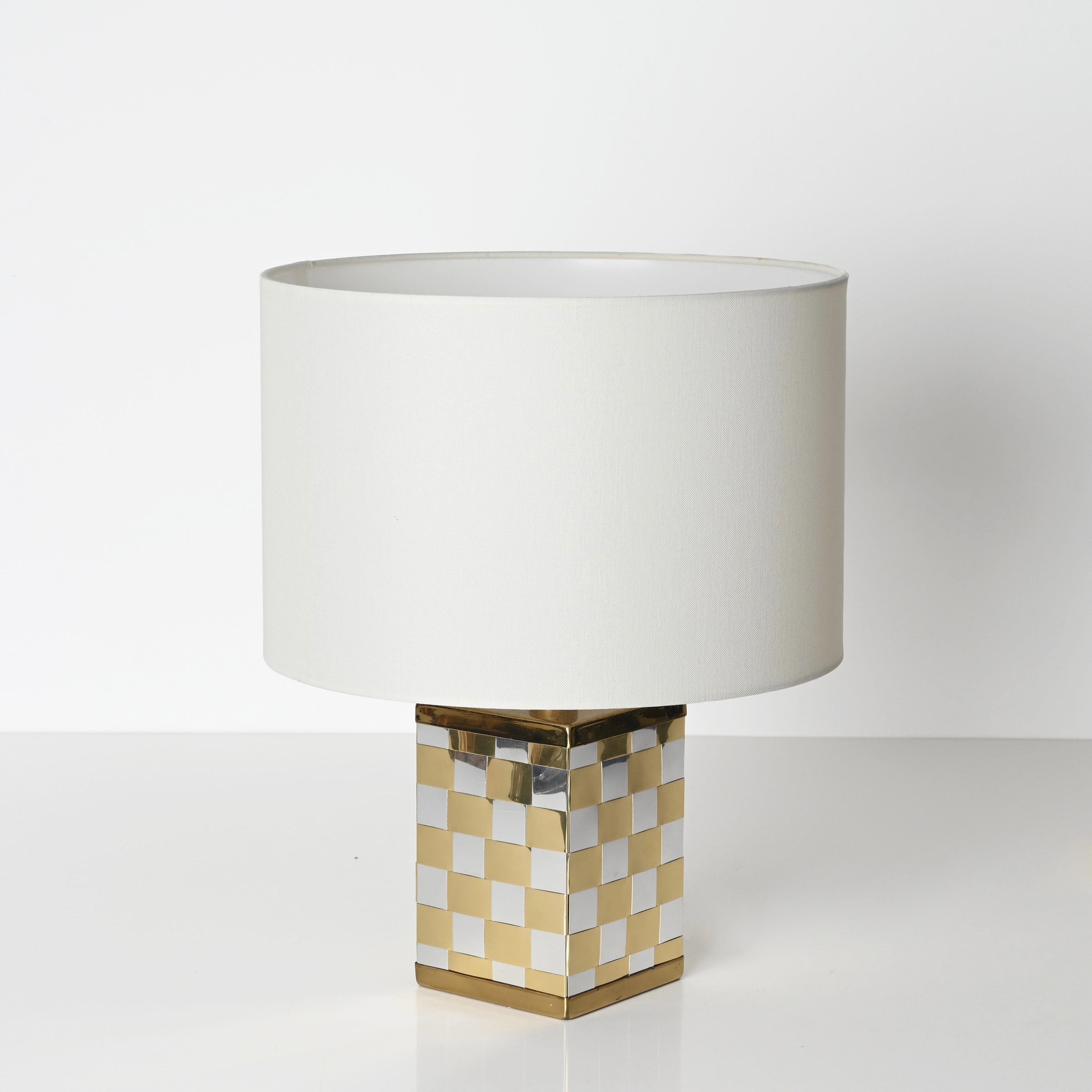 Meravigliosa lampada da tavolo a forma di cubo in ottone e treccia cromata, questo splendido articolo è stato progettato in Italia negli anni '70 nello stile di Willy Rizzo.
Il contrasto tra l'ottone e il cromo è semplicemente incredibile e
