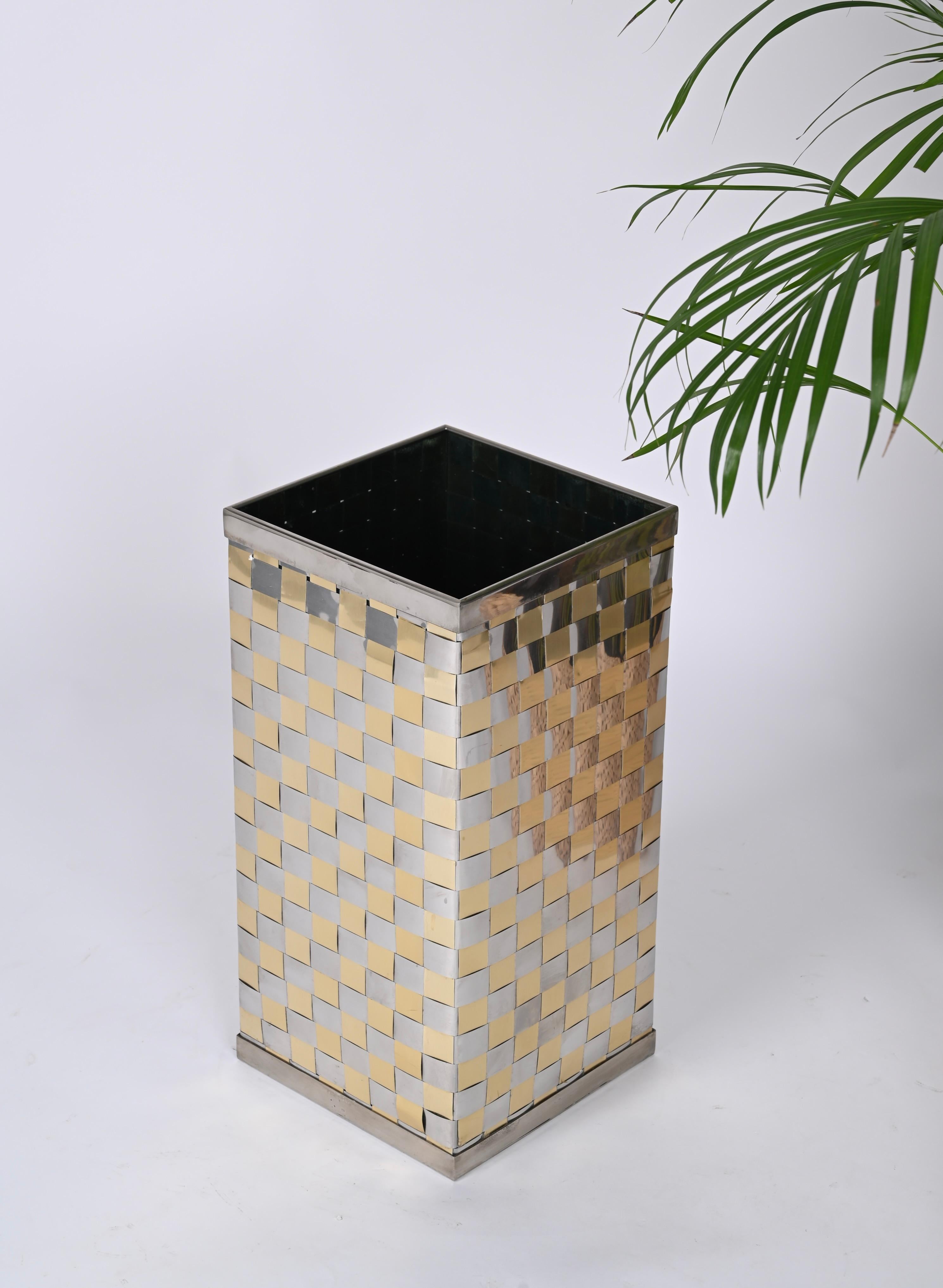 Splendid square umbrella stand in brass and chrome. This stunning piece was designed in the Italy in the 70s in the style of Willy Rizzo.

The umbrella stand consists of an elegant weave of chrome and brass, the contrast between the brass and the
