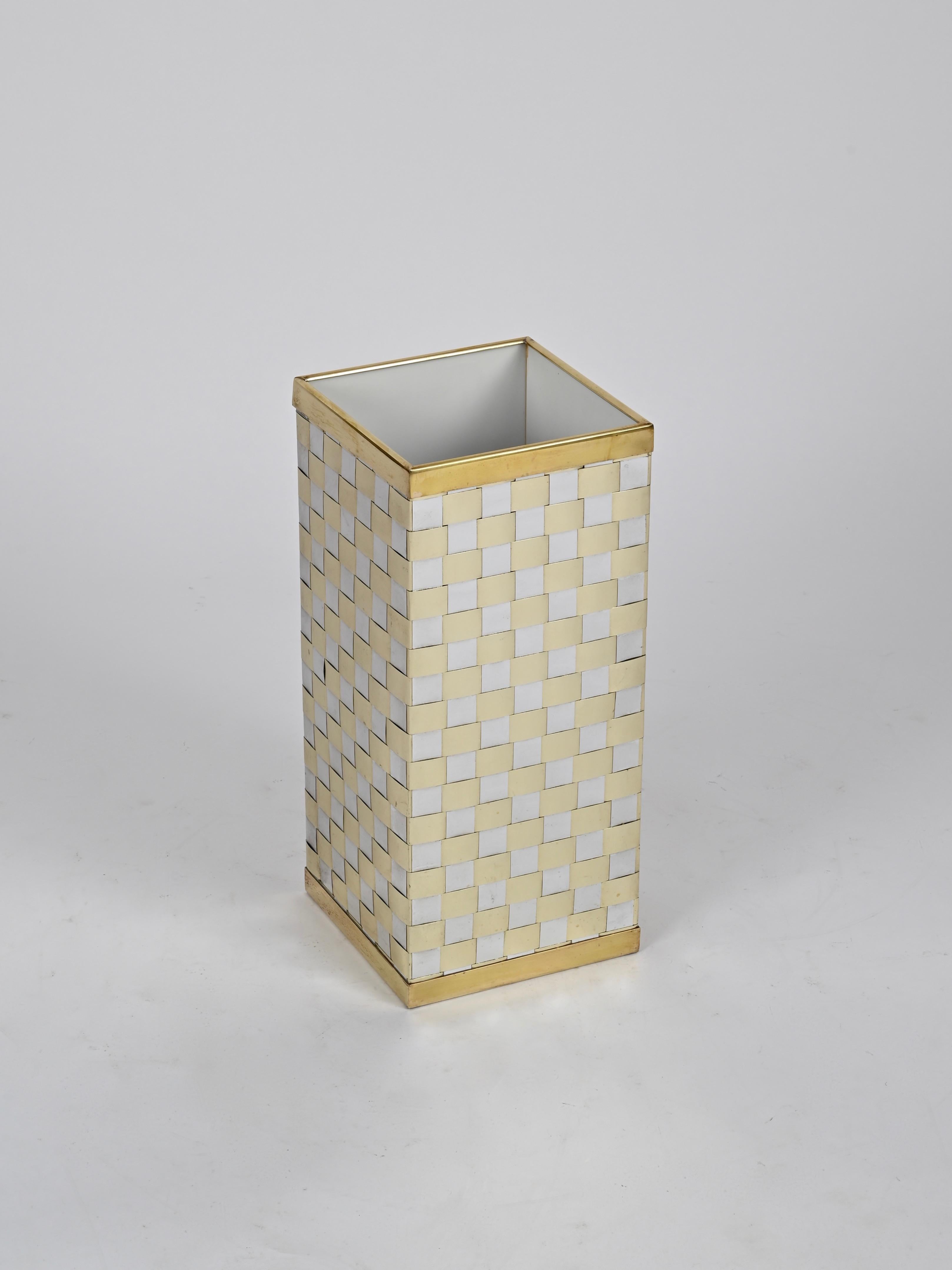 Stunning square umbrella stand in woven brass and chrome. This incredibly elegant piece was designed in the Italy in the 70s in the style of Willy Rizzo.

In fabulous condition, this umbrella stand consists of an elegant weave of chrome and brass,