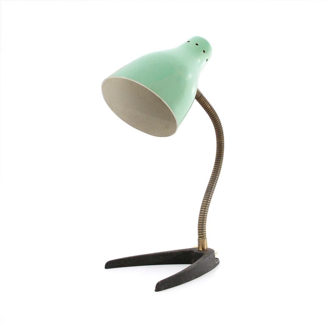 Italian manufactured lamp produced in the 1950s.
Base in black painted metal.
Adjustable brass stem.
Diffuser in painted aluminum.
Good general conditions, some signs due to normal use over time.

Dimensions: Length 13 cm, depth 15 cm, height